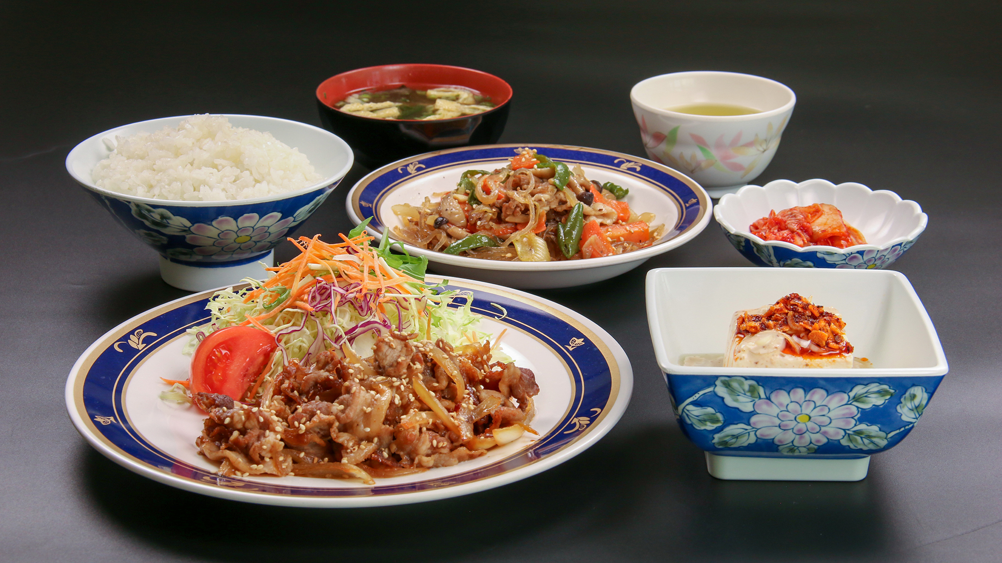 #夕食　自家製焼き肉ダレの肉炒めが主役の定番の夕食メニュー　一例