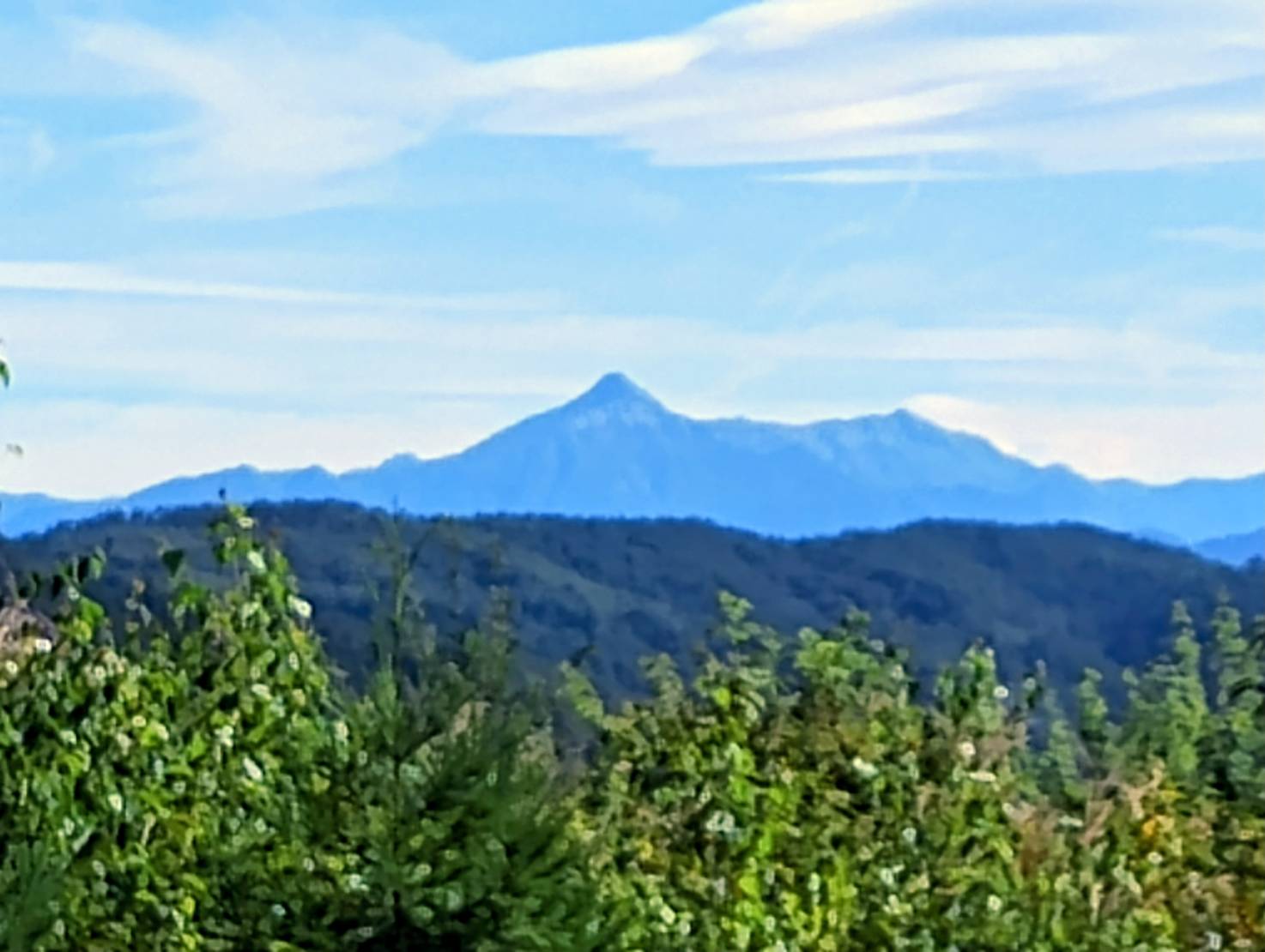 天気が良ければ飛騨山脈(北アルプス)槍ヶ岳が望めます