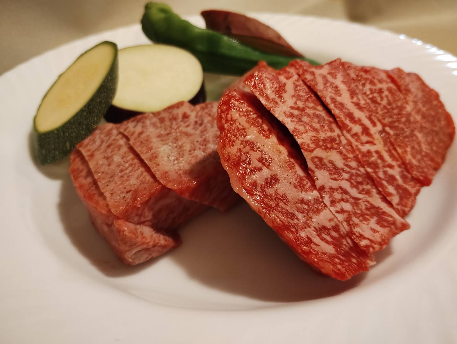 《Ａ５等級飛騨牛ずくし》決め細やかな霜降り、とろけるような柔らかさ、濃厚な旨みが特徴