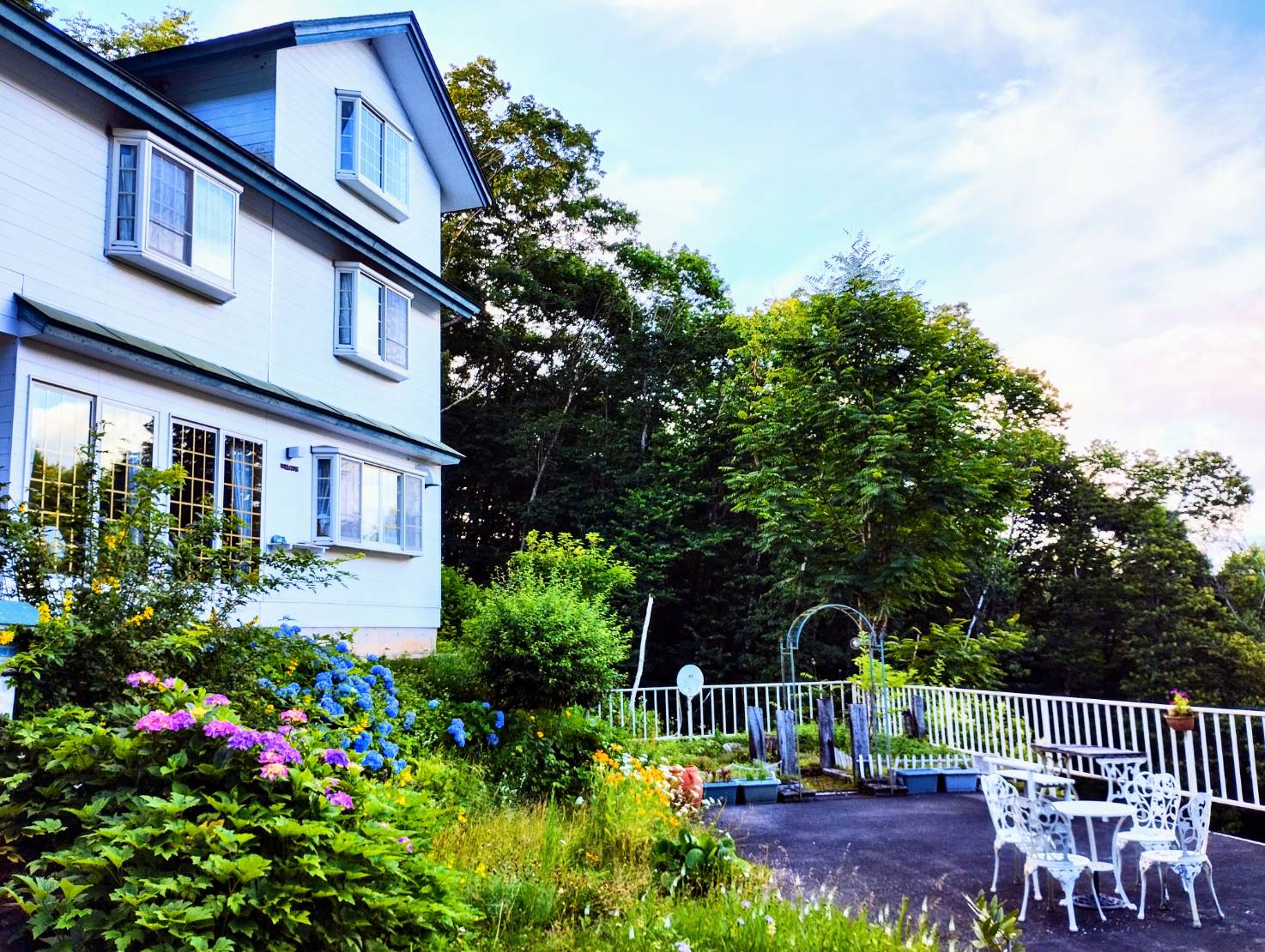 【アジサイが咲いたペンションコロボックル】