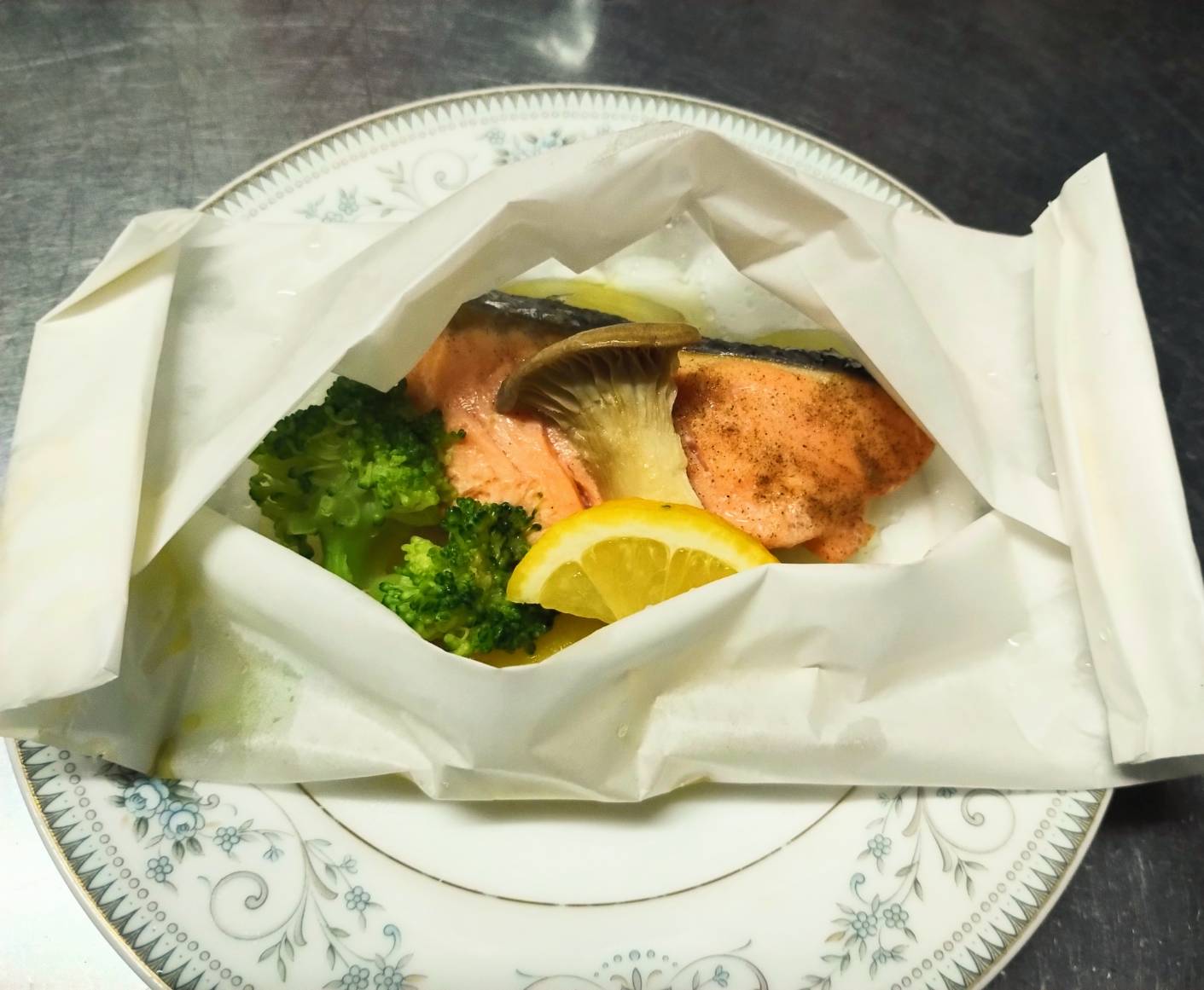 『サーモンときのこのペーパー包み』