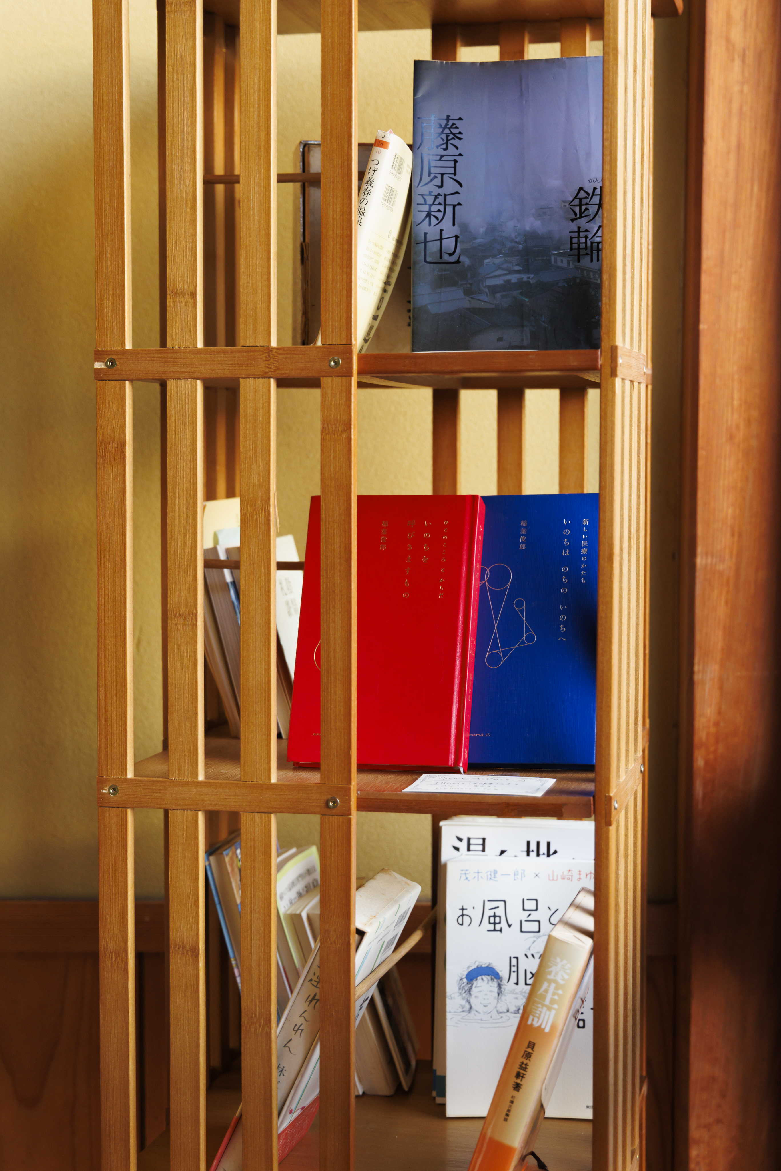 ロビーソファエリアに備えられた温泉にまつわる本・絵本