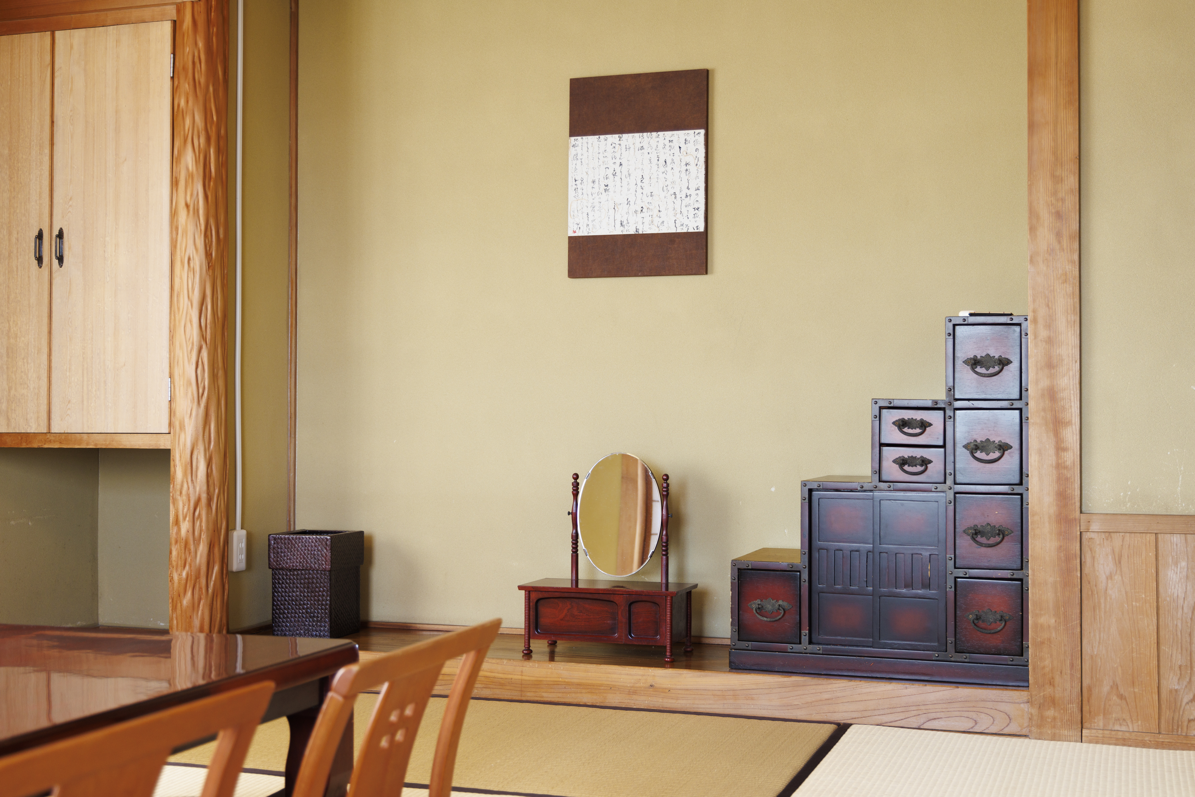 杉の間（Sugi）アンティークな調度品