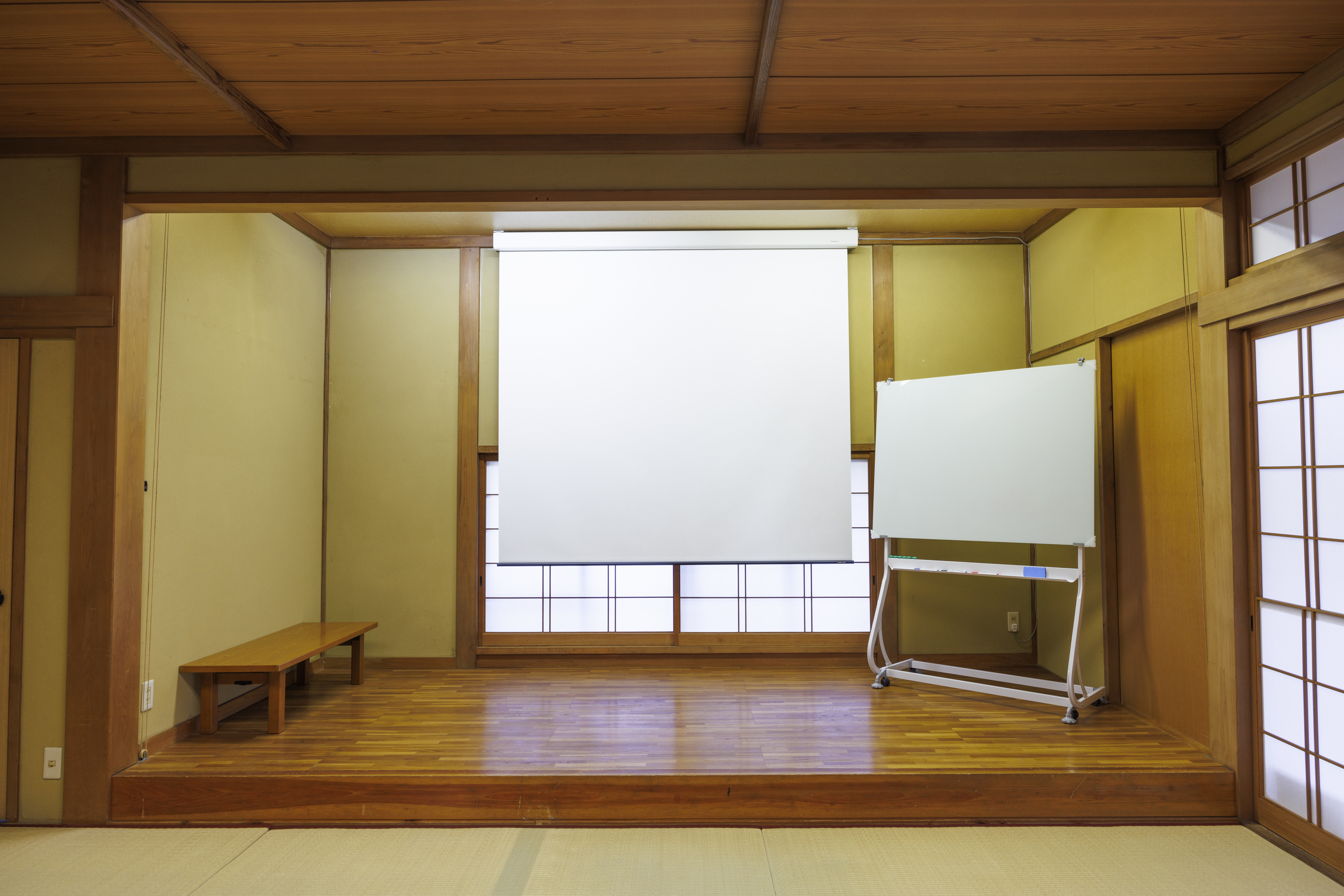 リビング（イベントスペース・大広間）スクリーン・プロジェクター・ホワイトボード