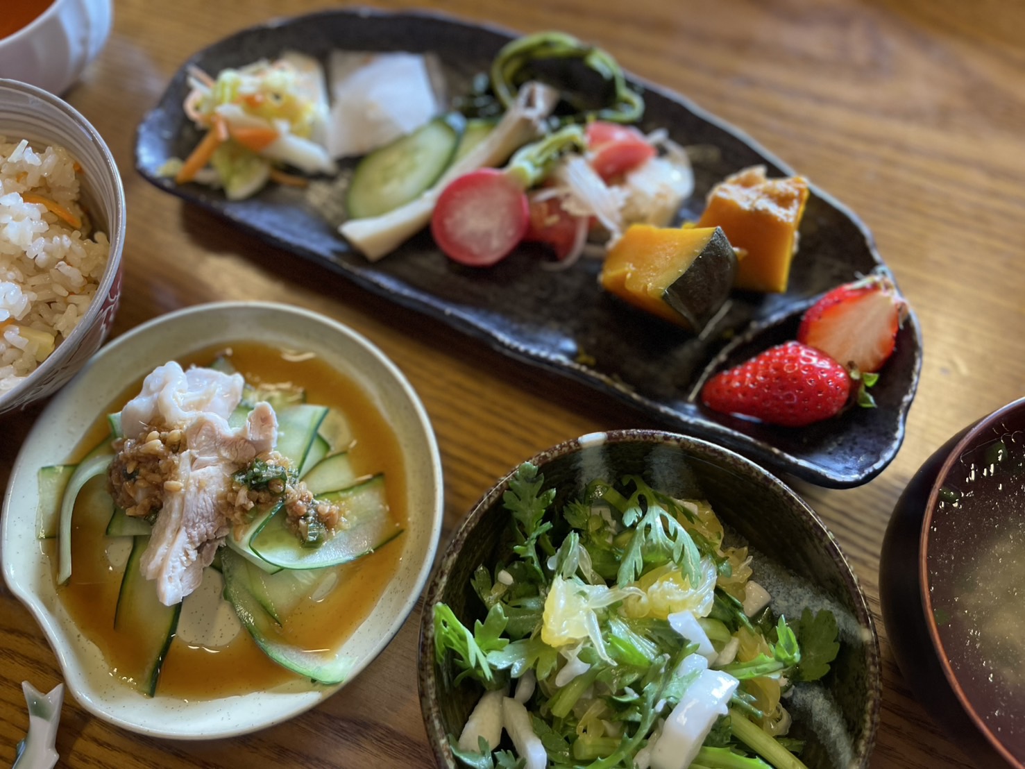 ご滞在の皆さまの食事改善につながる自炊カウンセリングをします。季節・体質・気質に合わせた食材選びやレシピをお伝えしながら、その日の夕食の準備も行います。参加された皆さま同士の交流を深めるひとときにもなり、かつての湯治場のように多様な価値観や視点も交換しあえる場となるでしょう。自宅でも実践できる方法をお伝えしています。