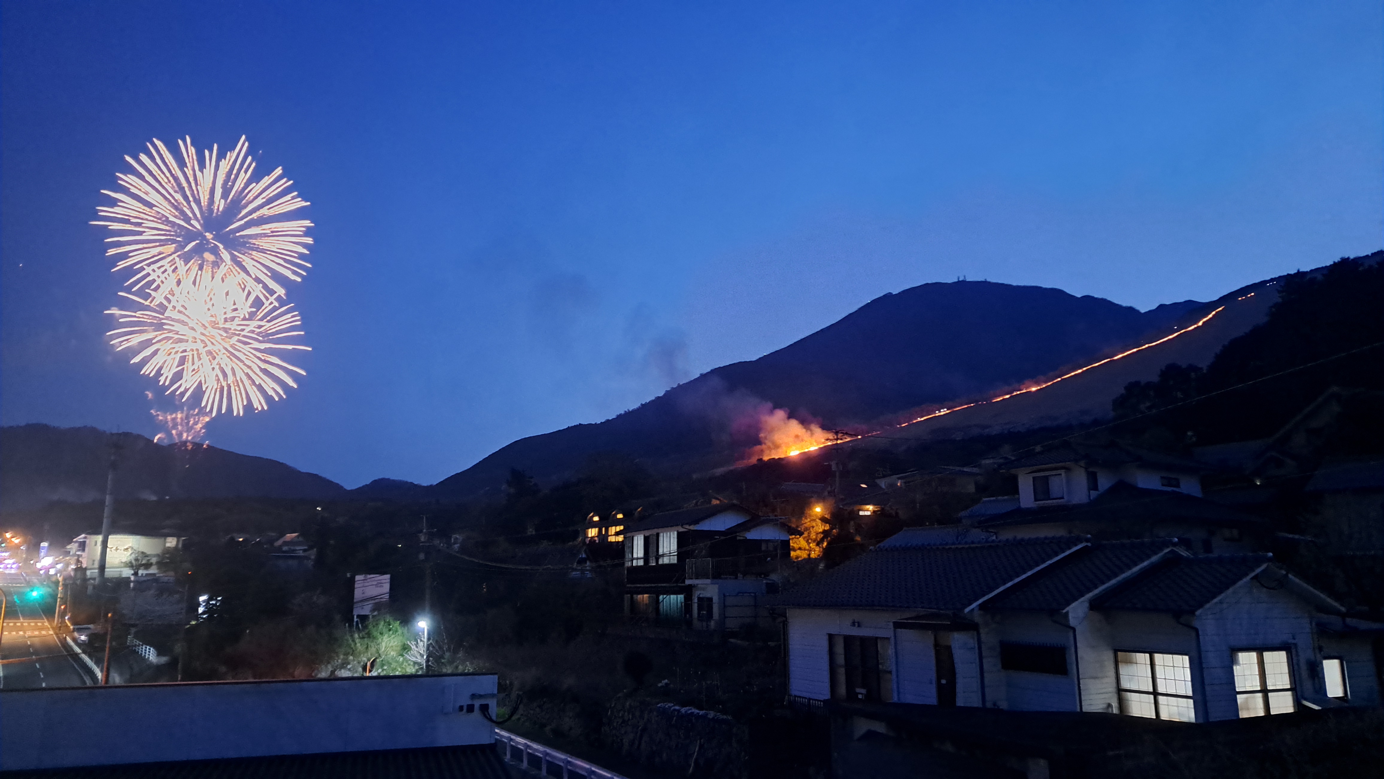 杉の間（Sugi）からは4月上旬にある扇山火祭りが眺められます