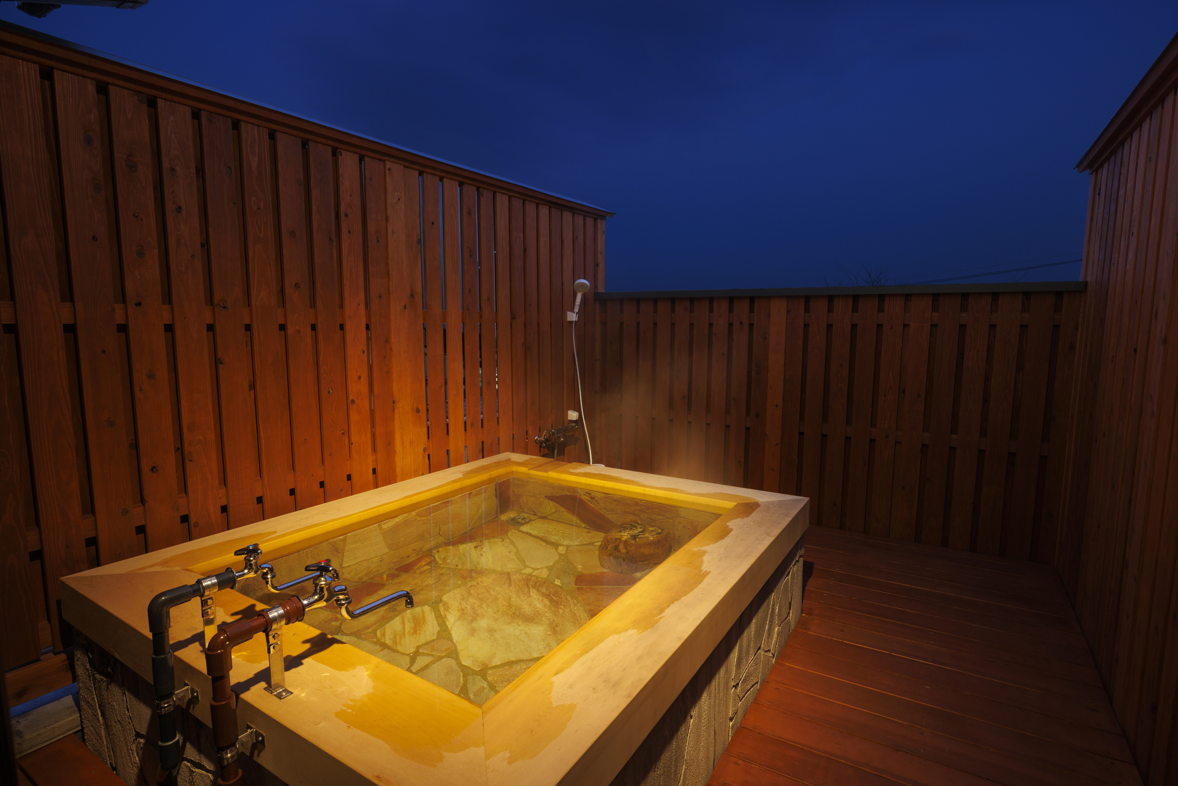 松の間　天然温泉露天風呂-夜