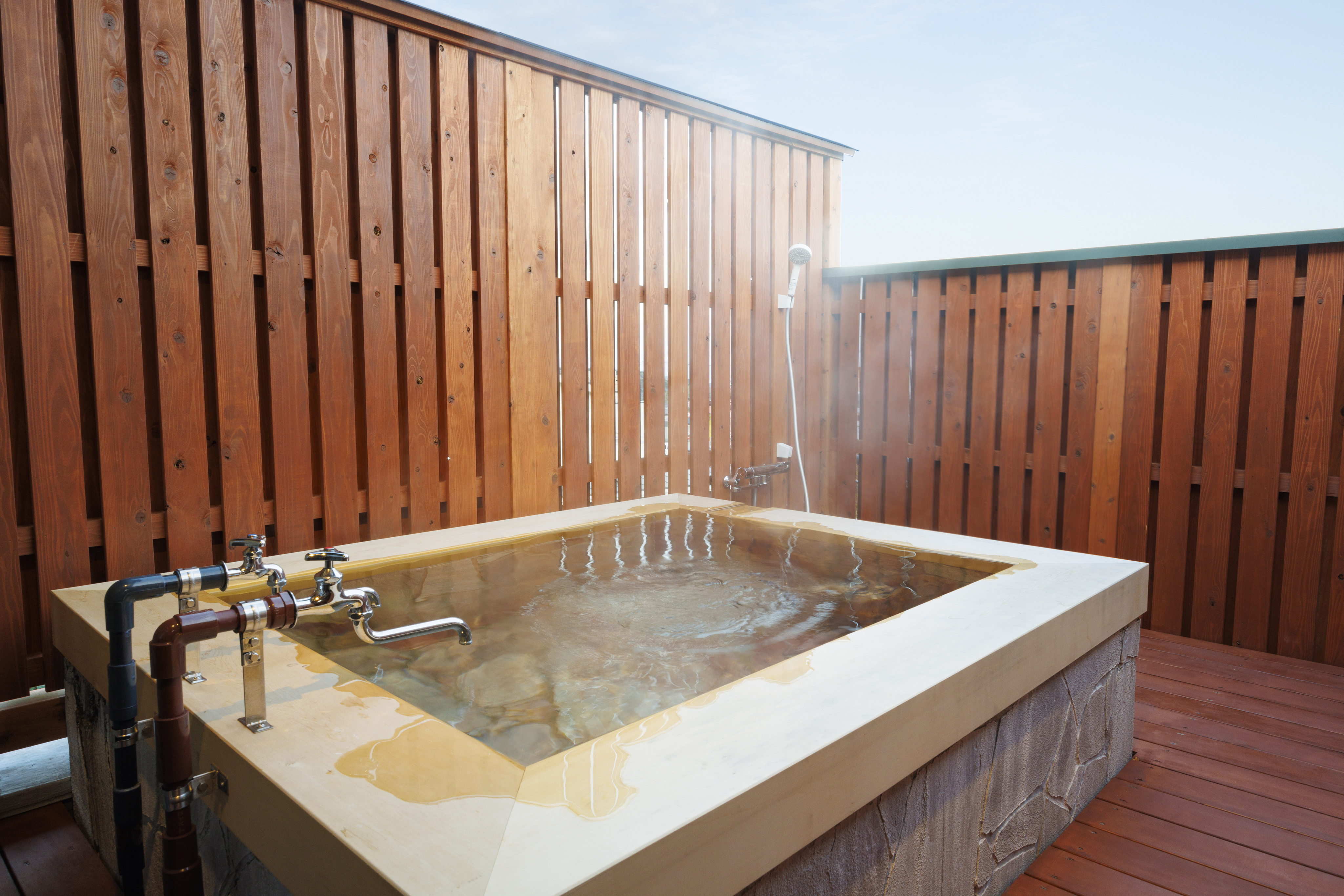 松の間（Matsu）の天然温泉露天風呂-昼