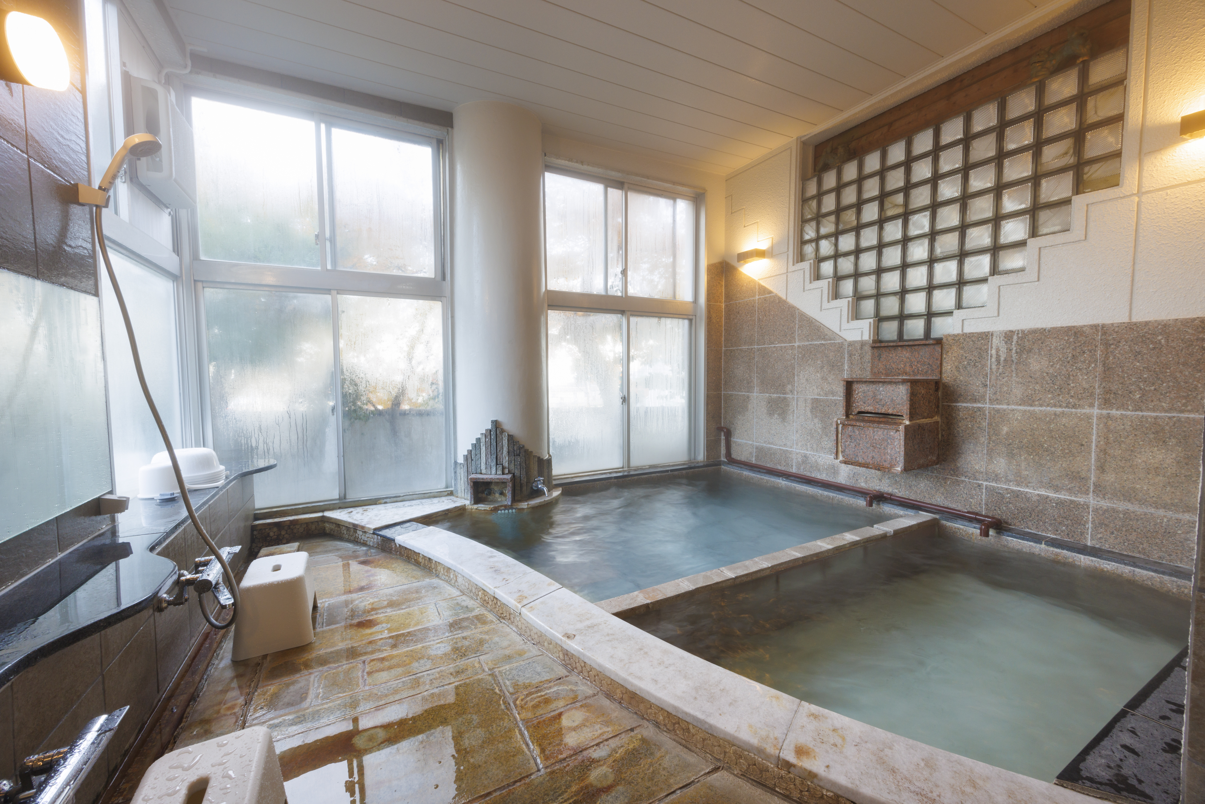 弱酸性の含硫黄・ナトリウム=塩化物泉で、透明〜青みがかった温泉。源泉掛け流しで、お肌にしっとり潤いを与えます。硫黄成分により、血管拡張も。新陳代謝を良くしていきます。