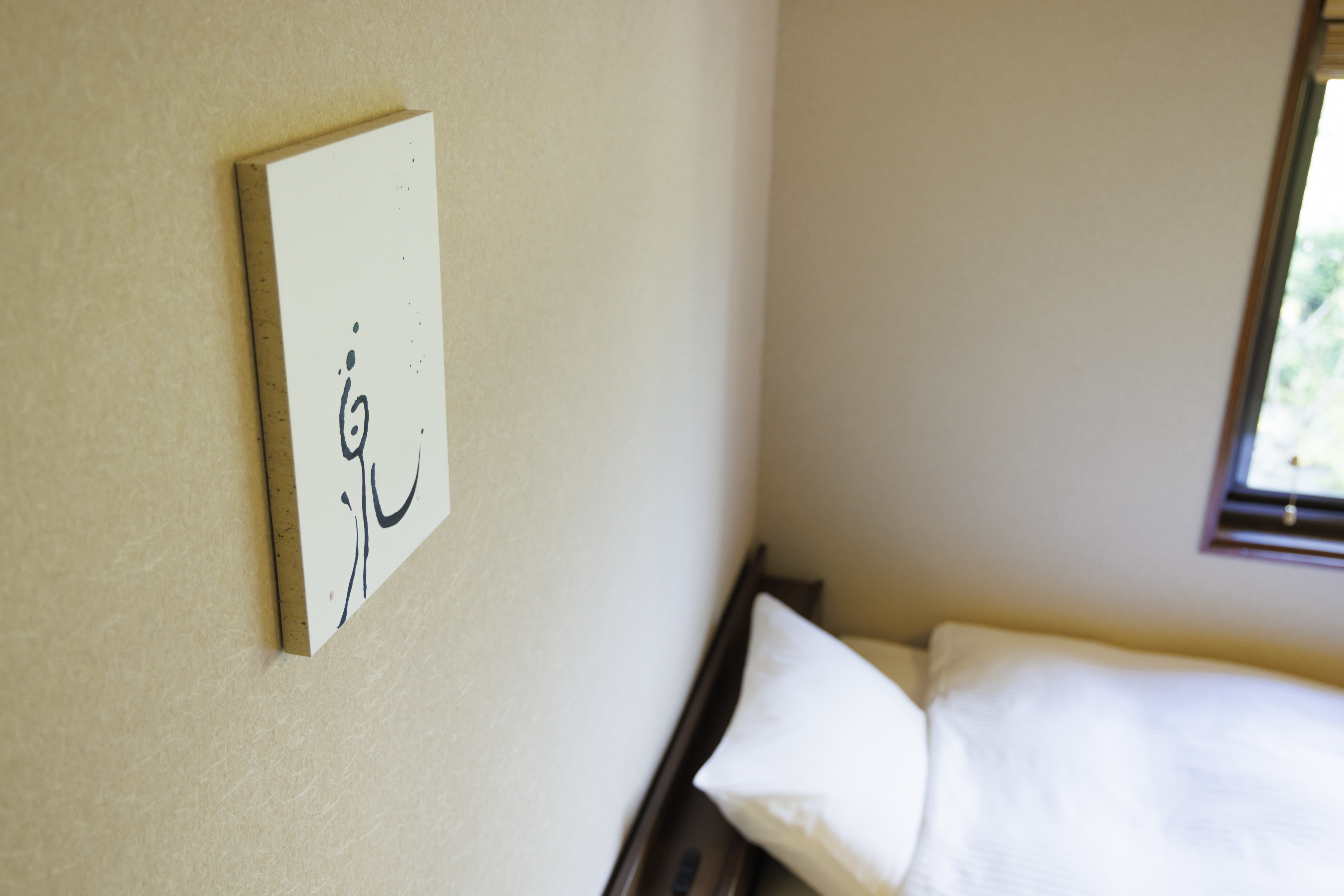 楓の間（Kaede,ベッドタイプ）に飾られた温泉にまつわる作品