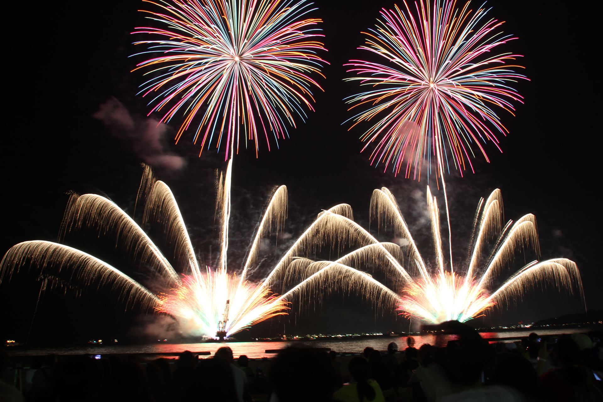 7月には「べっぷ火の海花火」が毎年実施