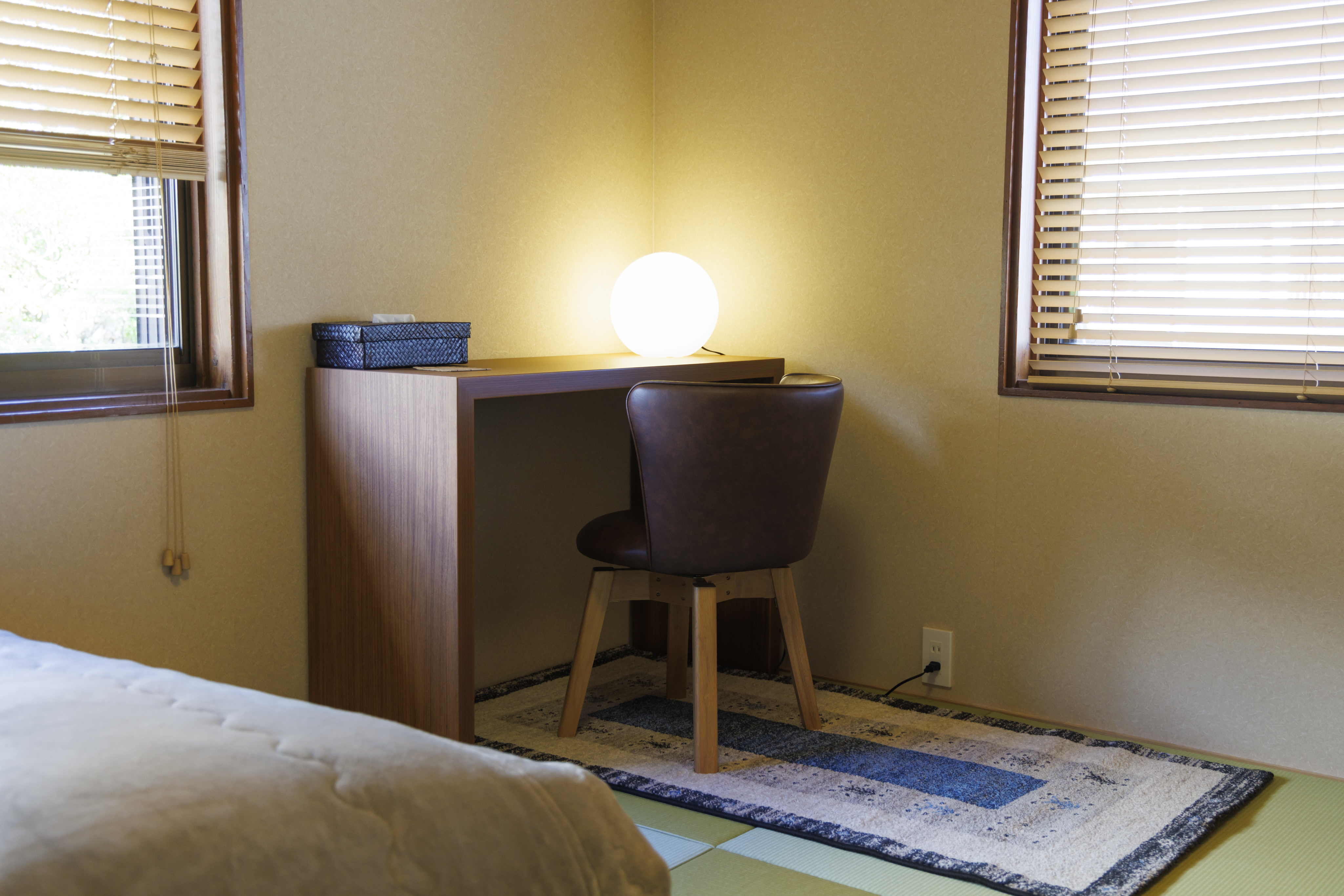 楓の間（Kaede,ベッドタイプ）ワークテーブル