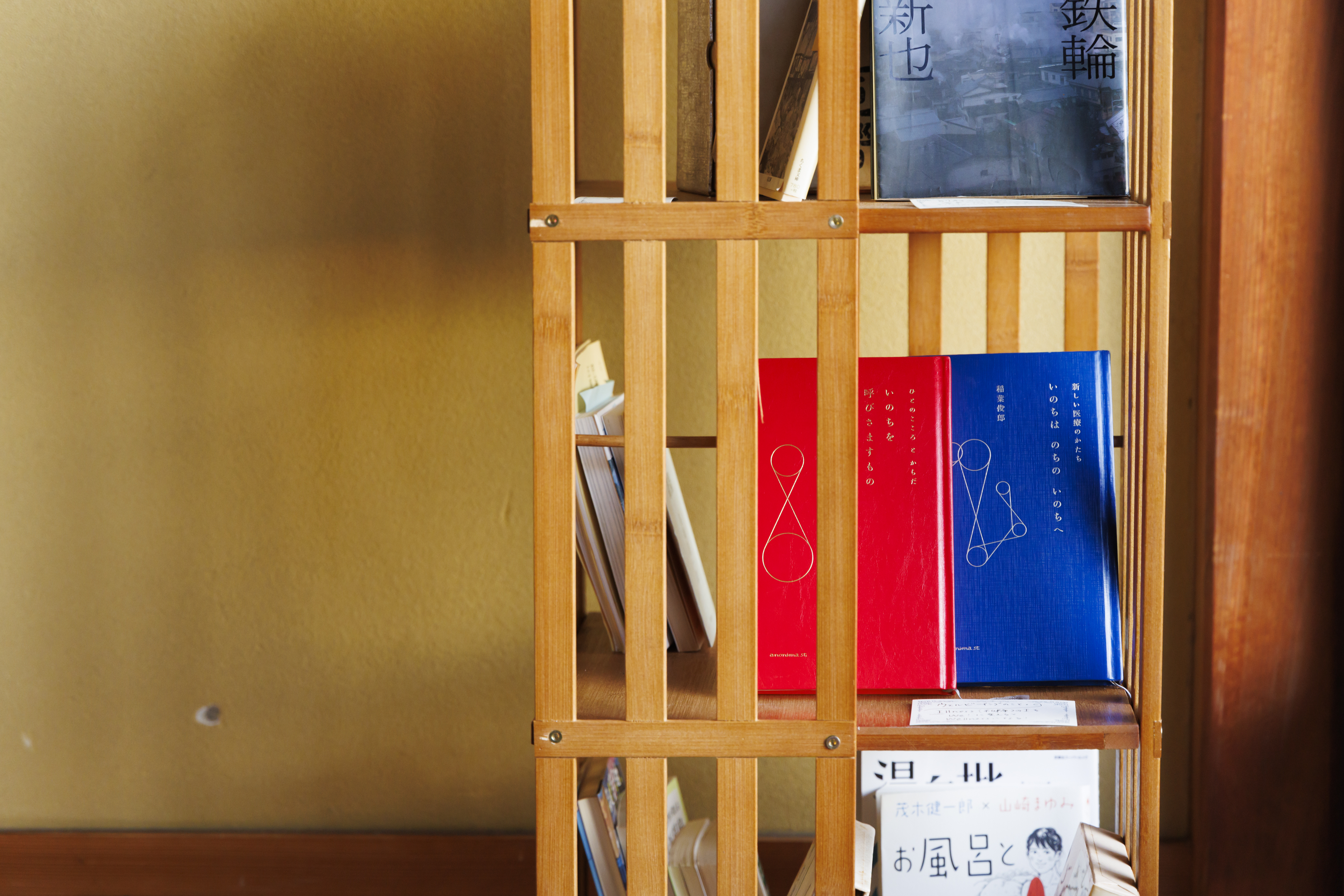 ロビーソファエリアに備えられた温泉にまつわる本・絵本