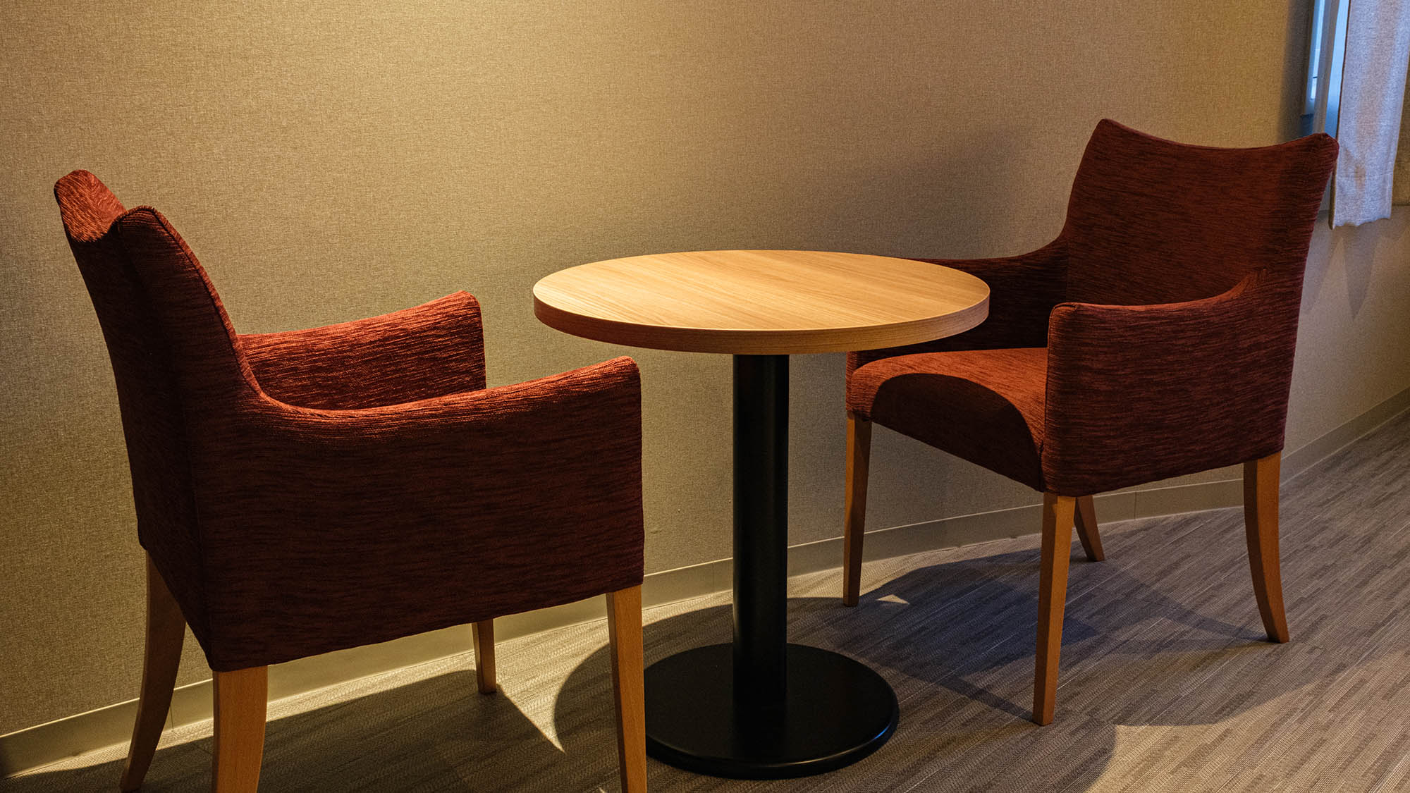 ・【机・椅子】コンパクトながらシーティングエリアもございます