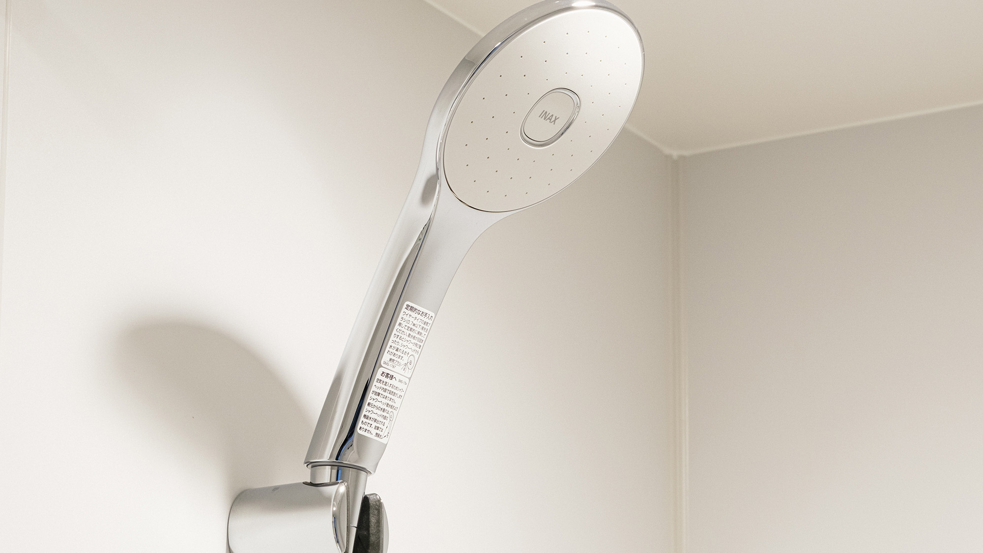 ・【シャワー】大きめのシャワーヘッドで快適なバスタイムを