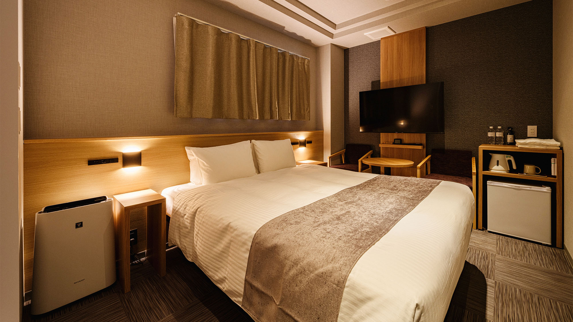 ・【スタンダードダブル】クイーンベッドを1台ご用意。2名様でもゆったりお休みいただけます