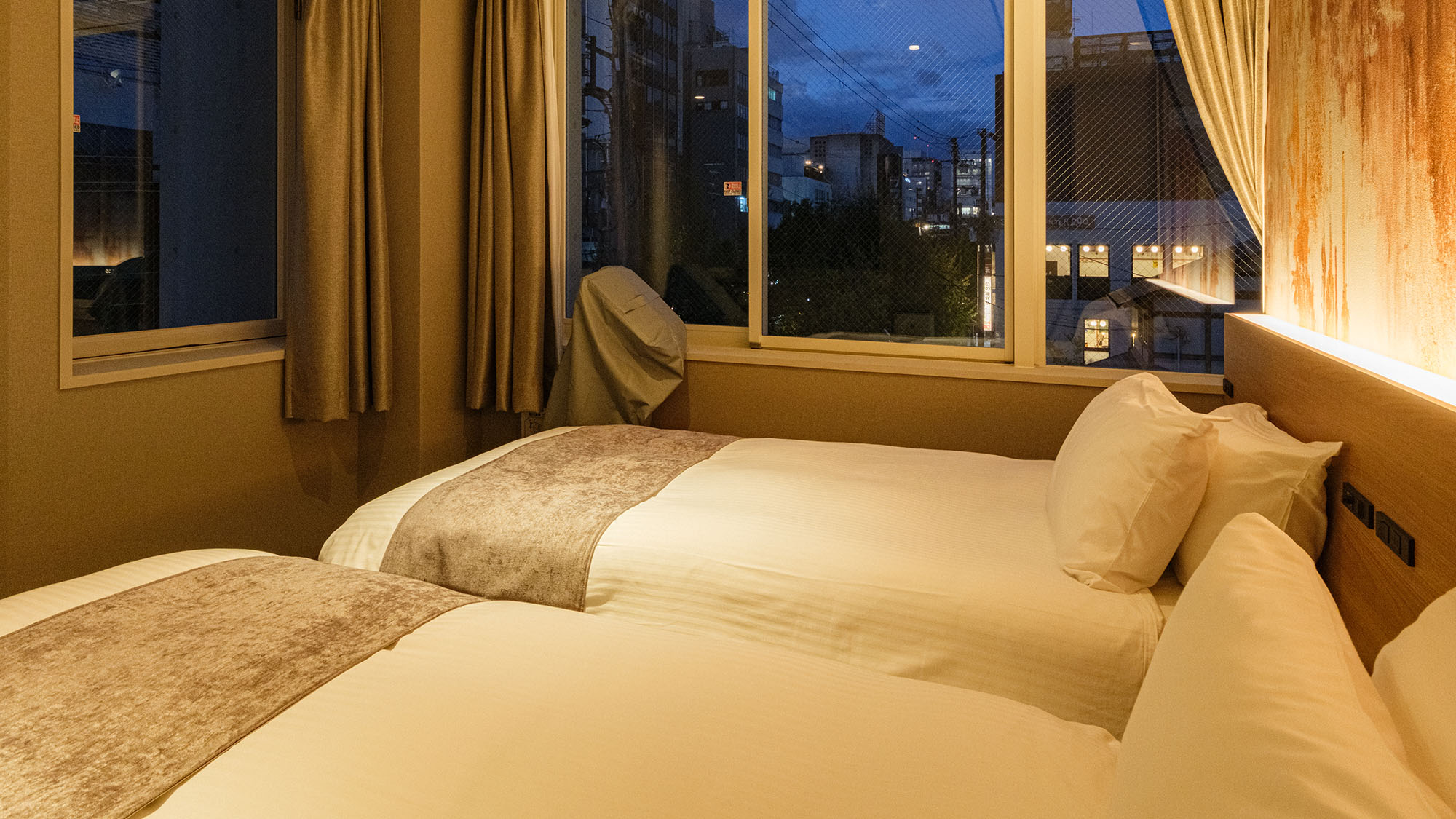 ・【スーペリアツイン】周囲は繁華街になりますので、気になる場合はカーテンをお閉めください