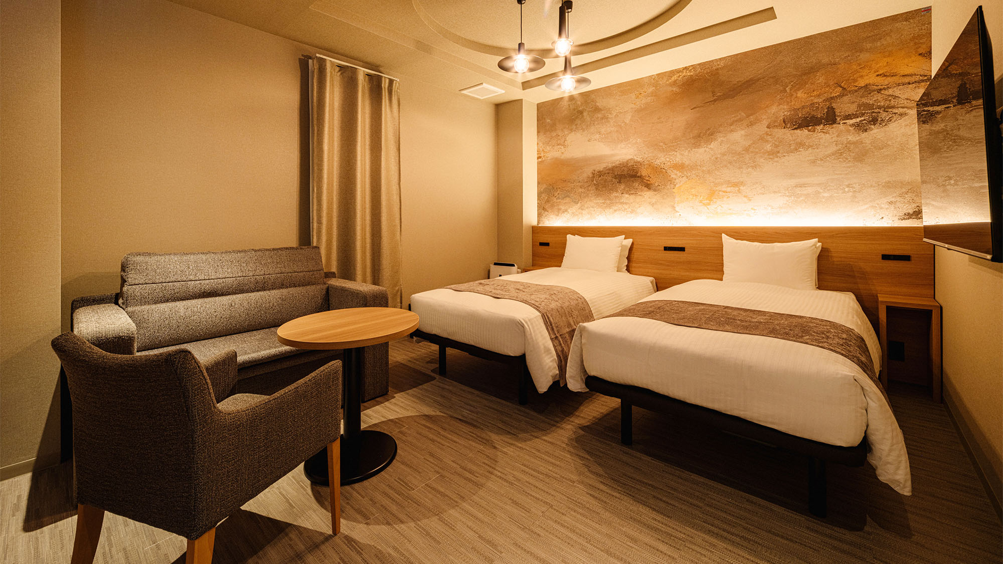 ・【デラックスツインエキストラ】テーブルとソファを設置。ゆったりとお過ごしください