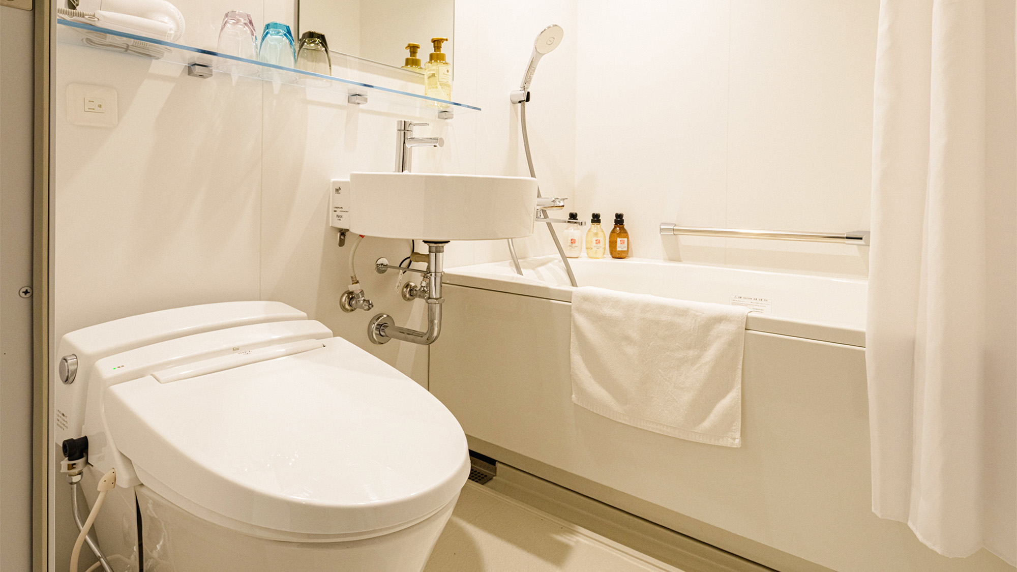 ・【ユニットバス】機能性に配慮した洗面台やバスタブ。清潔さを保つように心がけております