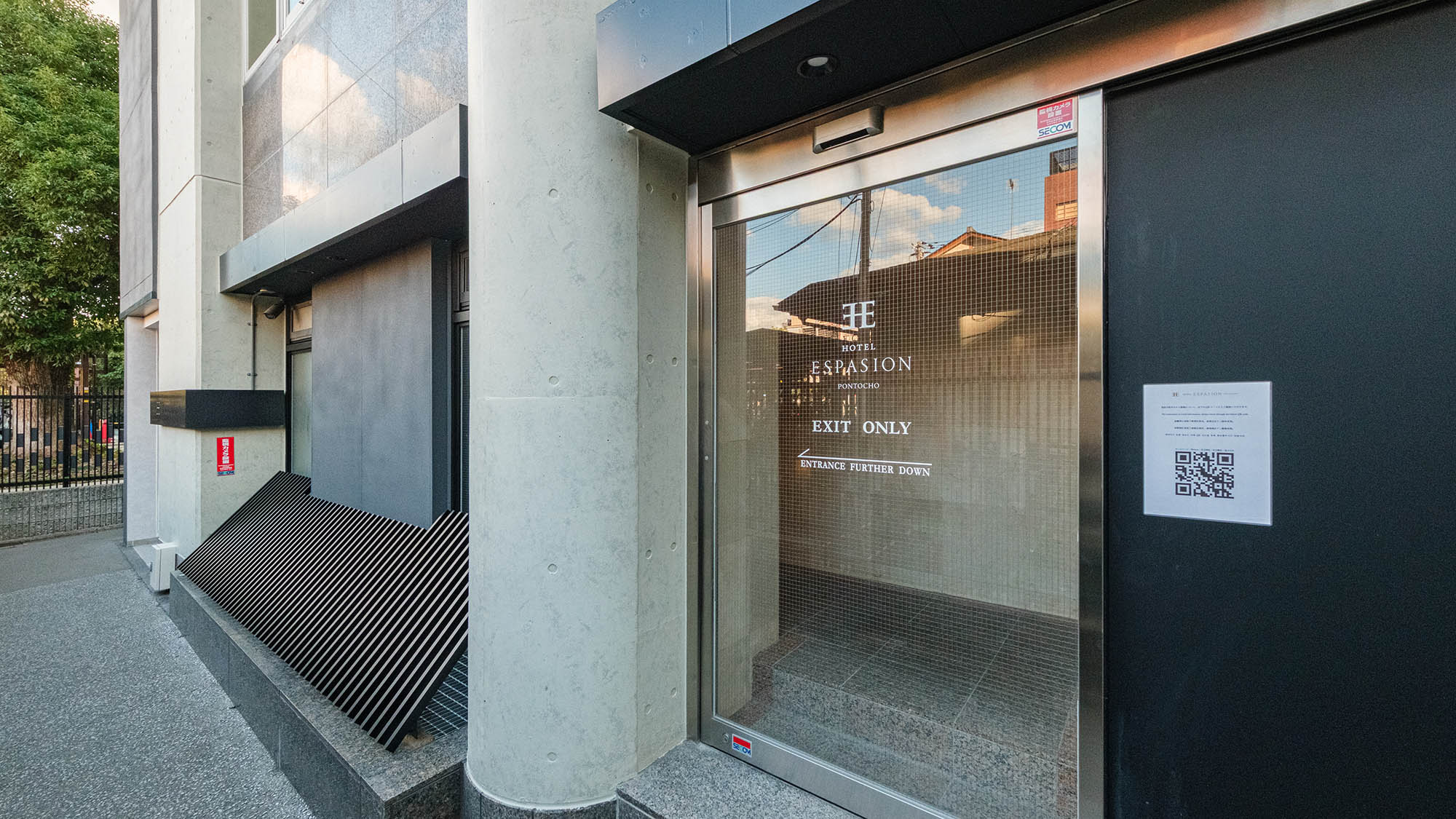 ・【エントランス】阪急河原町駅より徒歩約4分、京阪祇園四条駅より徒歩約5分と抜群の立地です