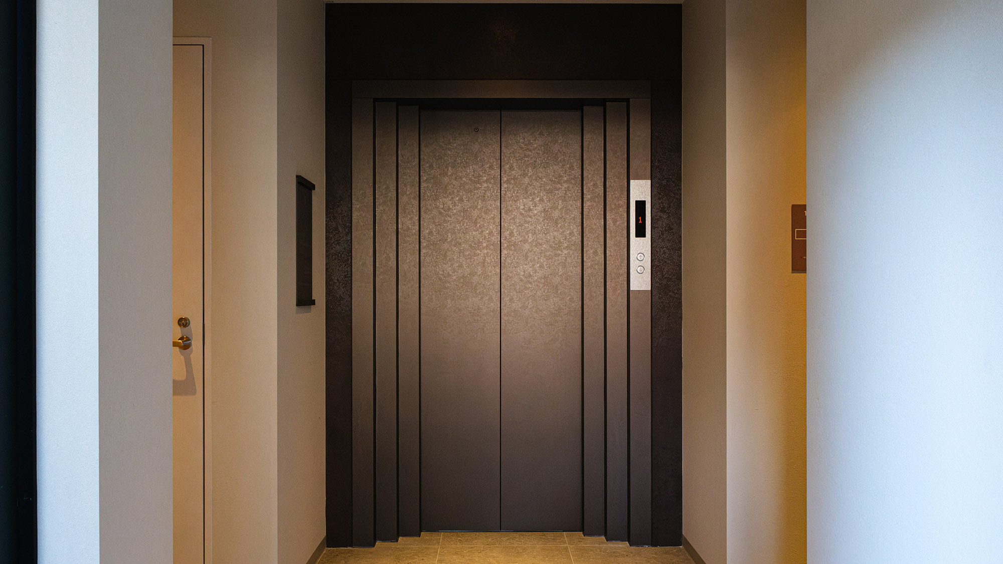 ・【エレベーター】フロア間の移動に便利。足腰に不安のある方も安心です