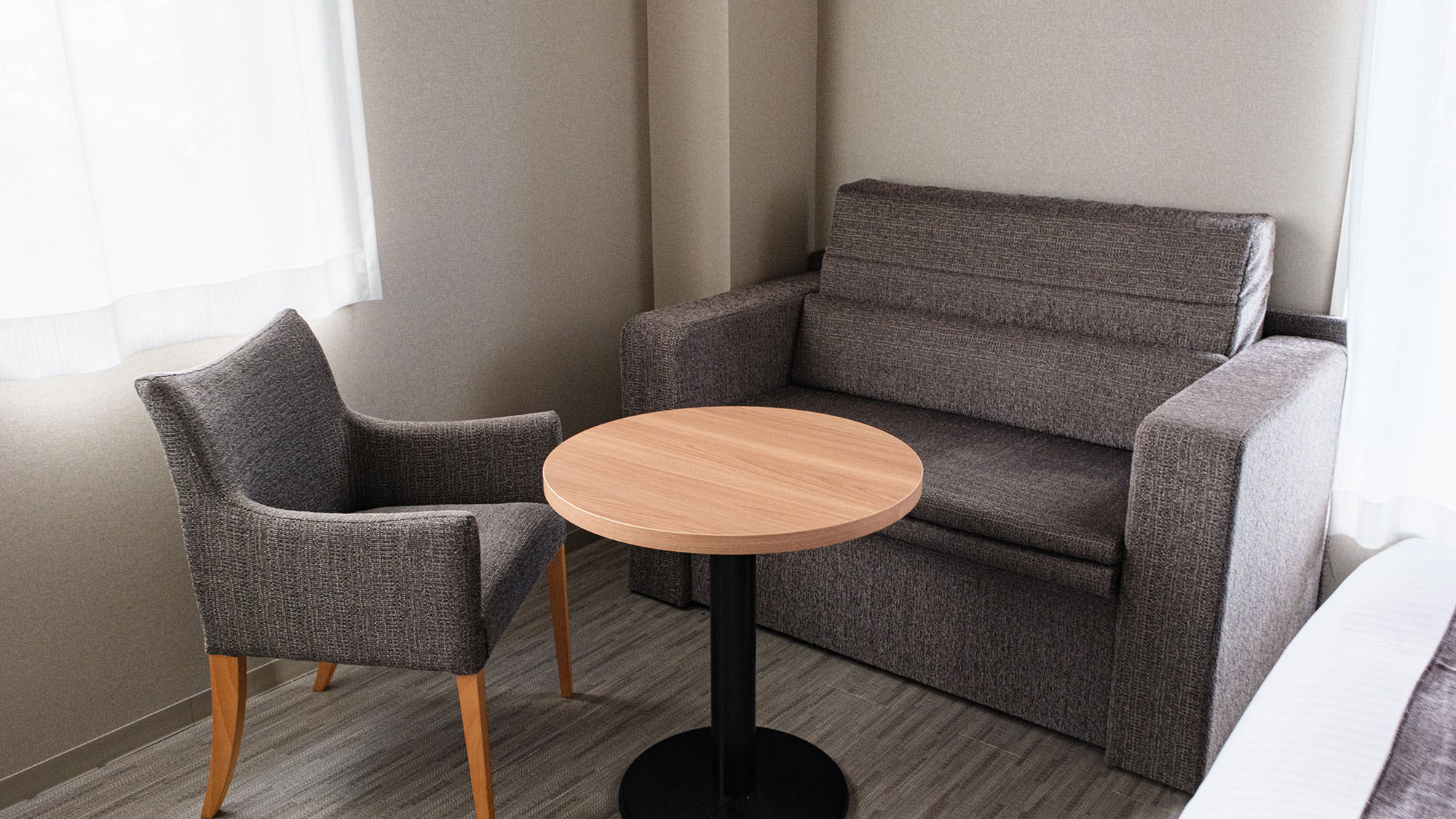 ・【ソファベッド】就寝時以外はベッド部分を畳んでソファとしてご利用いただけます