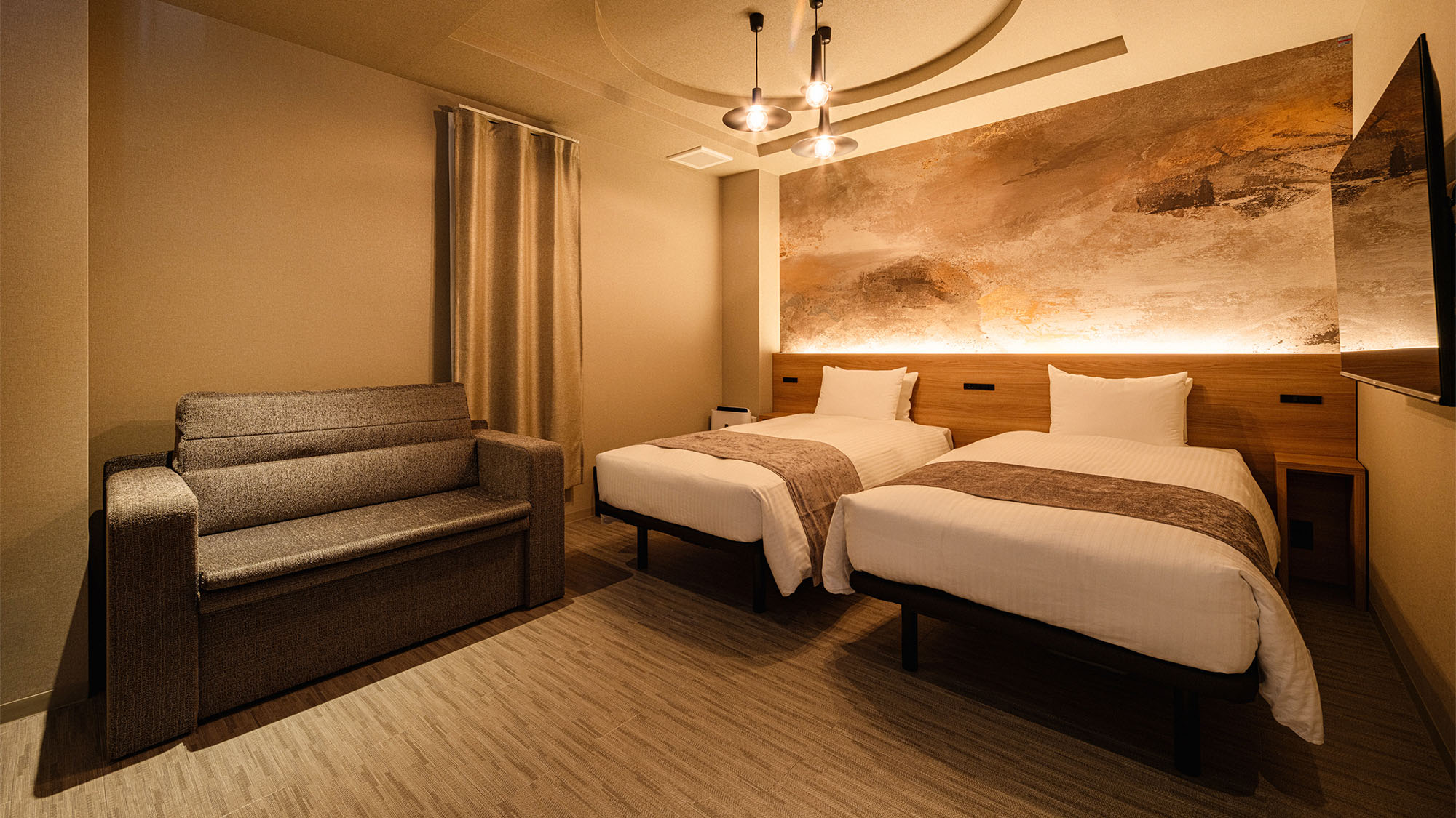 ・【デラックスツインエキストラ】ソファーはベッドに転用できます。3名様までご利用いただけます