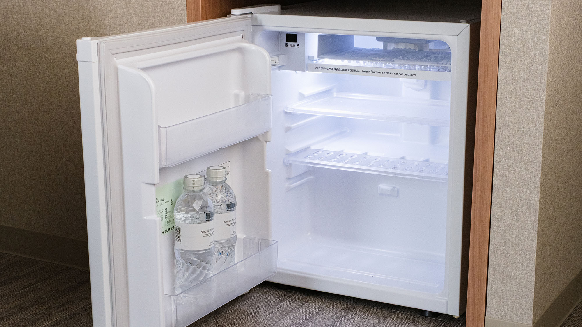 ・【冷蔵庫】軽食やお飲み物、お土産の保管にご利用いただけます