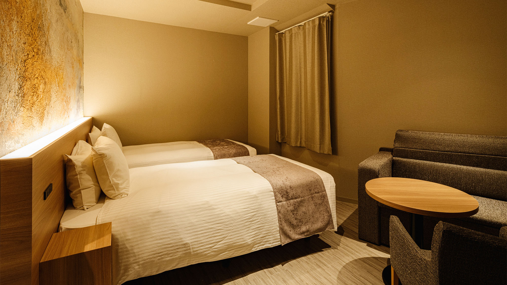 ・【スーペリアツインエキストラ】ソファーをベッドに転用できるので最大3名様まで泊まれます