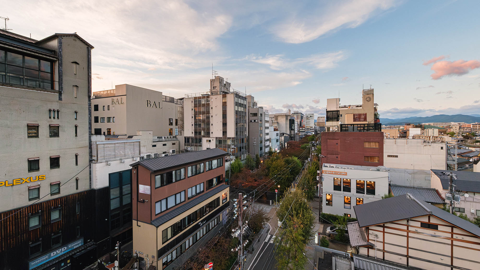 ・【スーペリアツイン】窓から見える風景。旅先での非日常な時間を感じていただけます