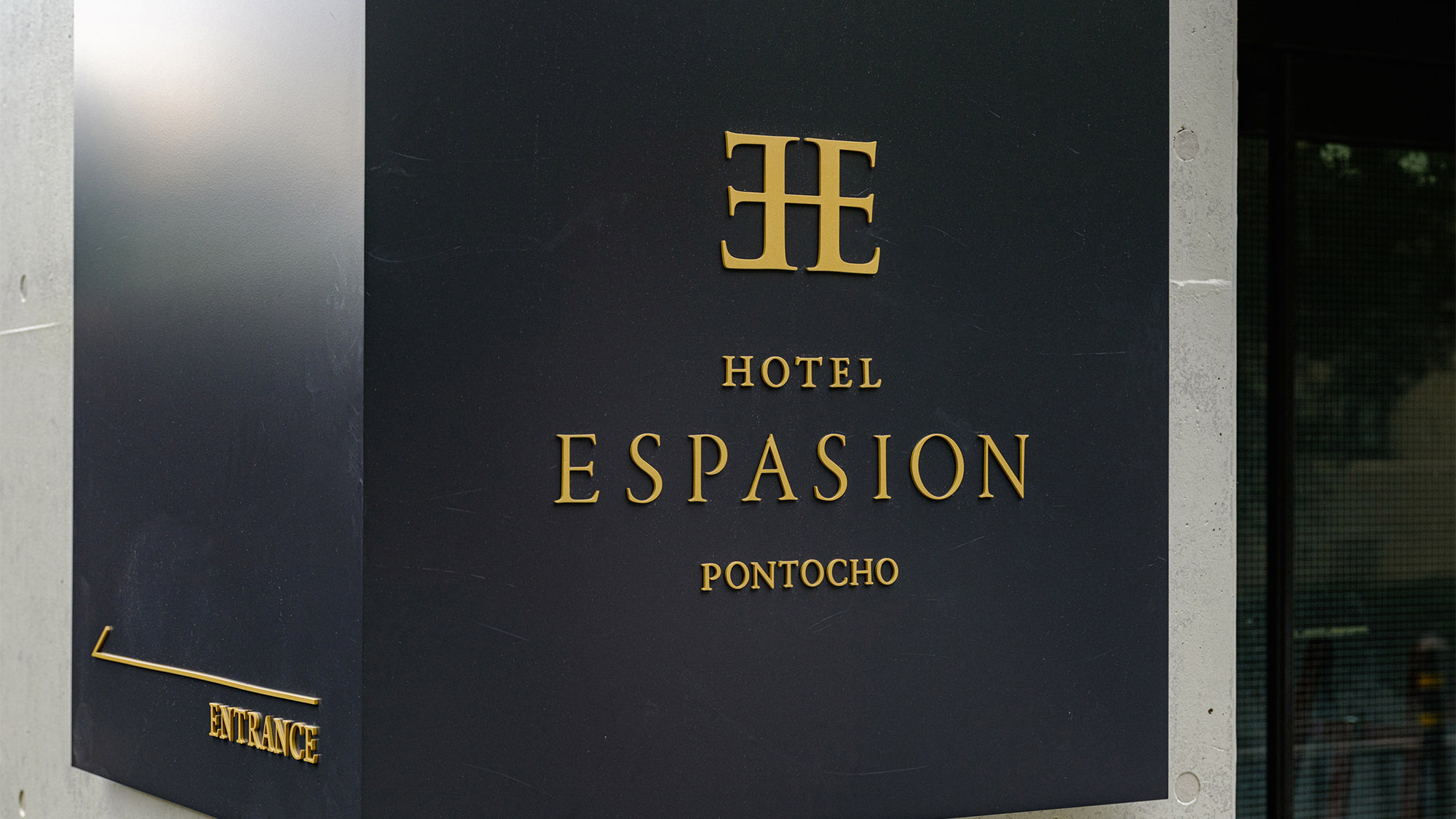 ・【看板】京都市内の中心部に立地。交通の便がよいので効率的に動き回れます