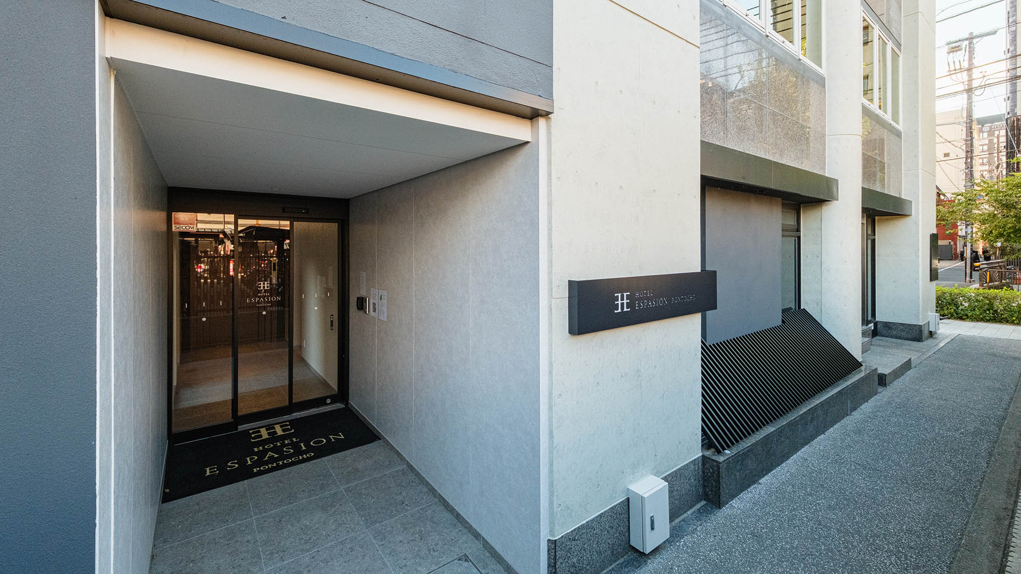 ・【エントランス】シックでプライベート感のある佇まい