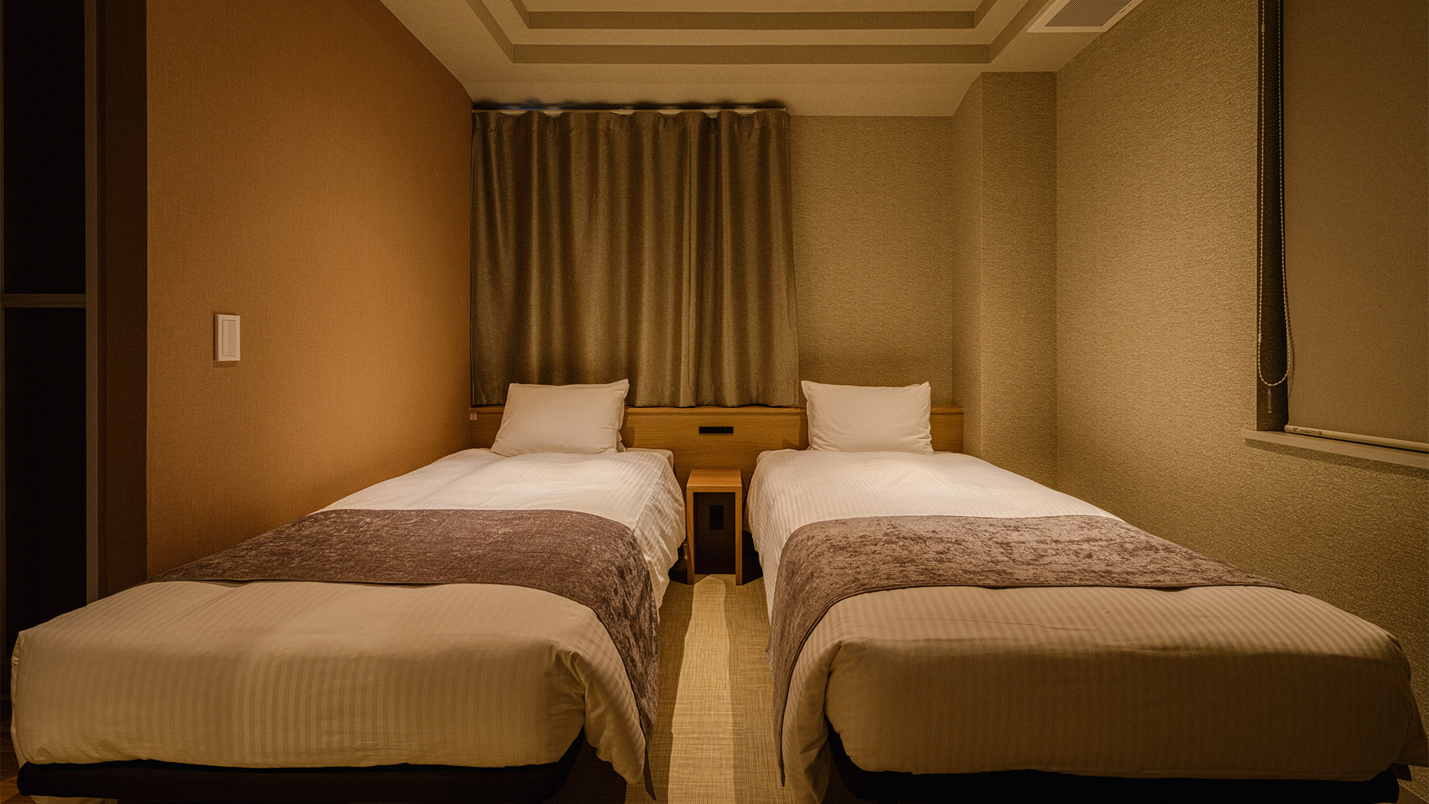 ・【モデレートツイン】シングルベッドを2台ご用意。枕元のコンセントはスマホ等の充電に便利です