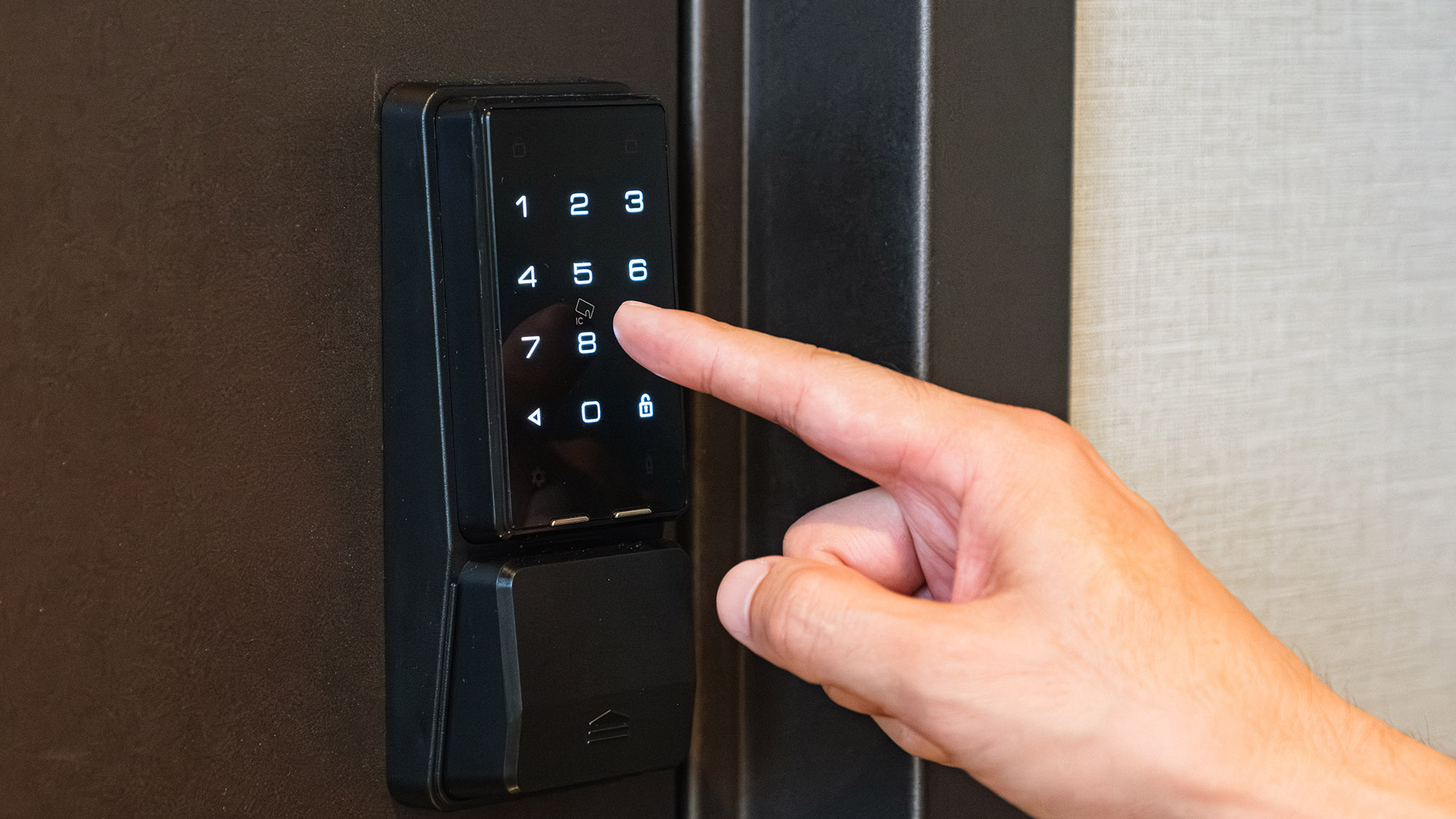 ・【スマートロック】ドアに設置したダイヤルバッドに番号を入力して入退室してください