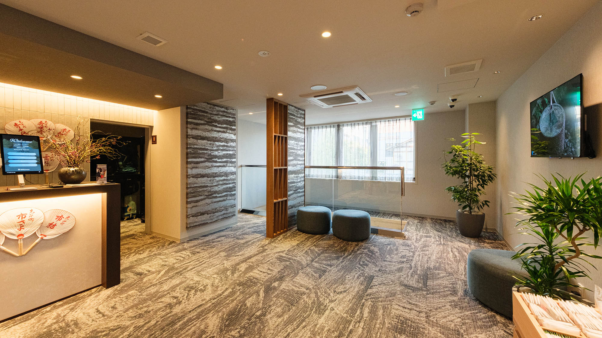 ・【ロビー】ソファやテレビを設置。アメニティバーで必要なものをお取りください