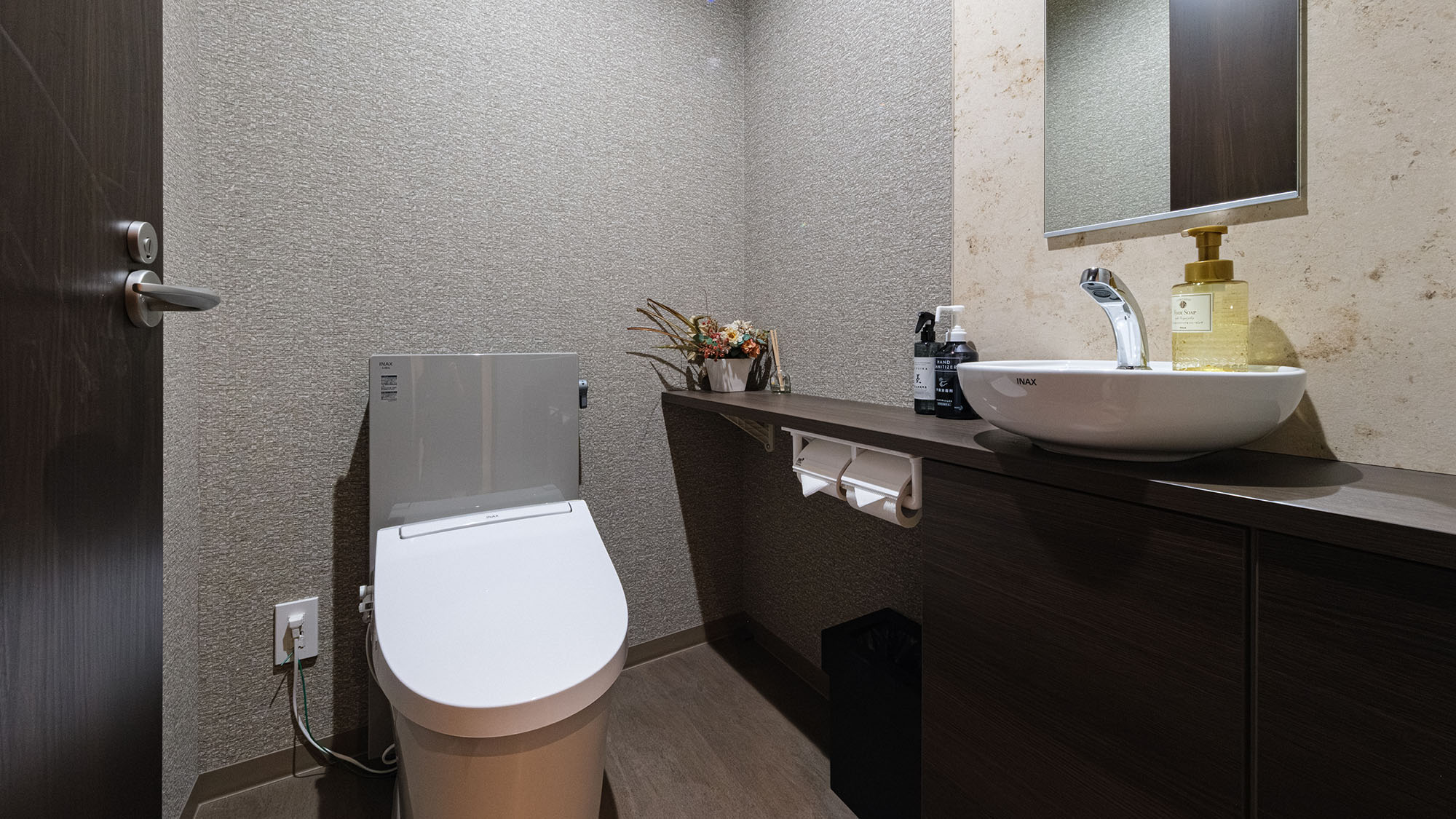 ・【共用トイレ】温水洗浄便座付き。いつでも快適にご利用いただけます