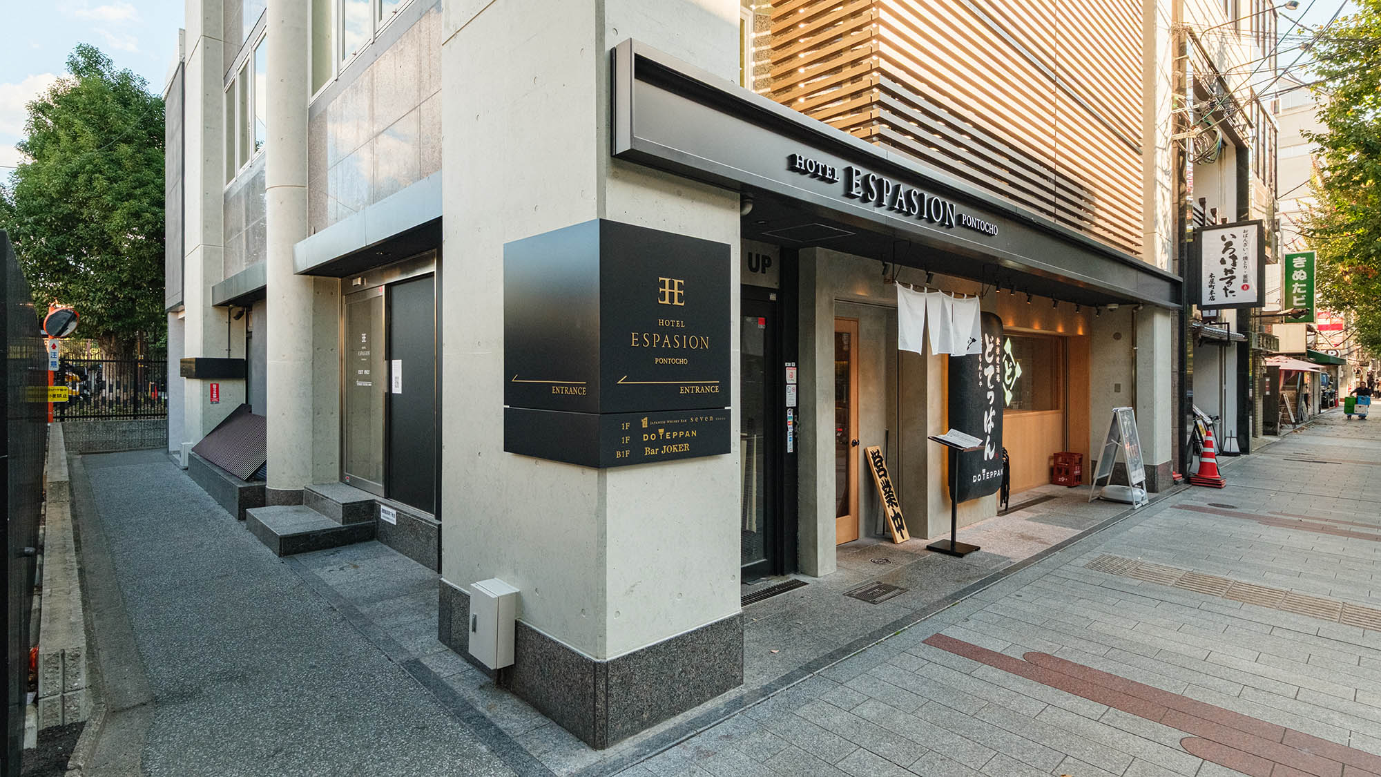 ・【エントランス】徒歩圏内に飲食店が充実。京都グルメをご堪能ください