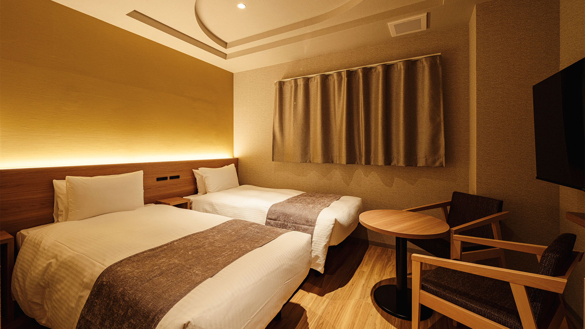 ・【スタンダードツイン】シングルベッドを2台設置。コンパクトながらも使い勝手のよいお部屋です