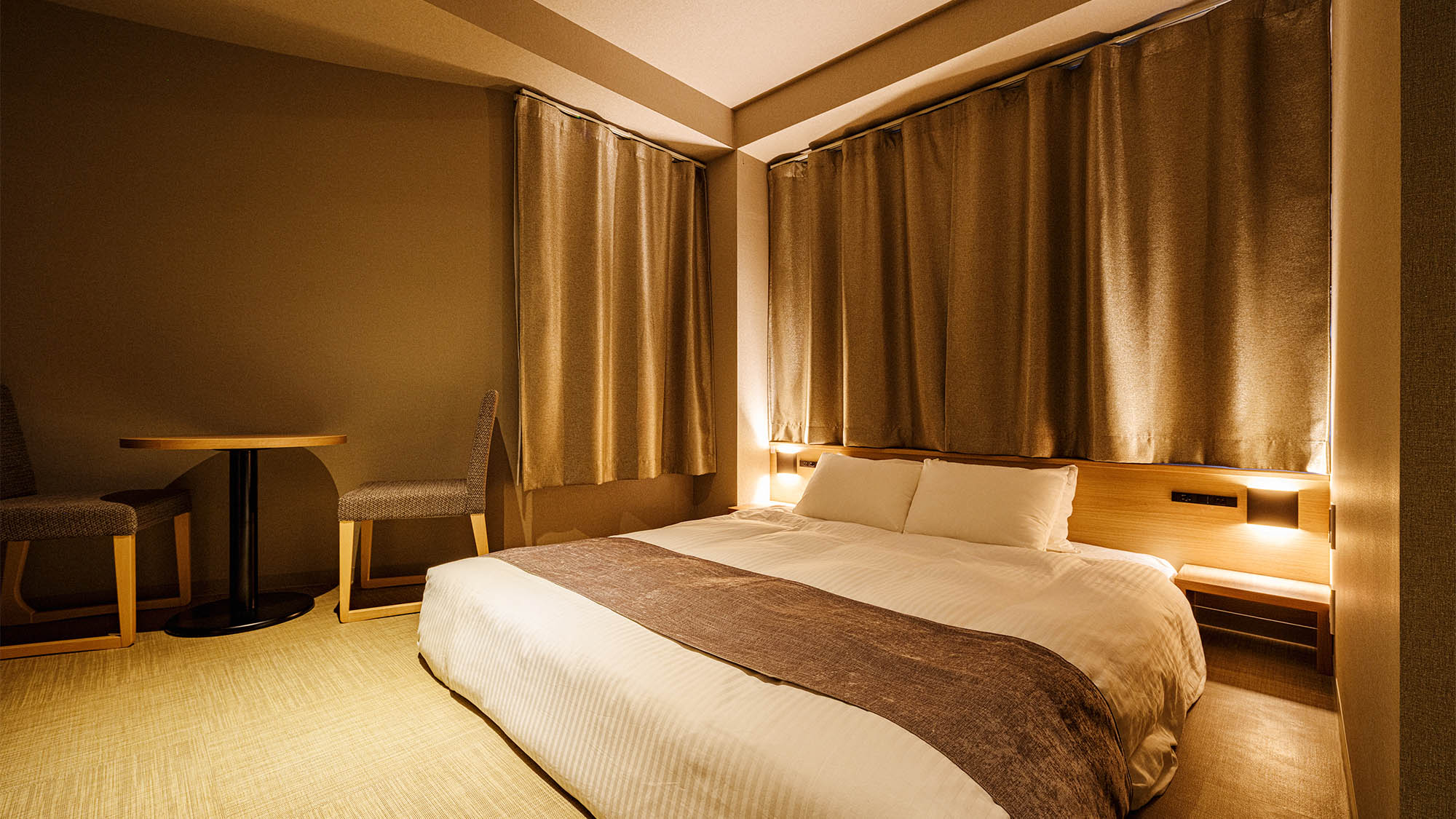 ・【スーペリアダブル】スタンダードダブルよりも少し広いお部屋。大きな荷物でも安心して広げられます