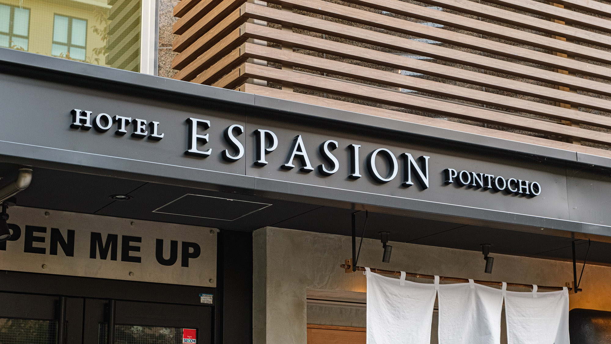 ・【エントランス】大きく表示されたホテル名が目印。迷うことなくお越しいただけます