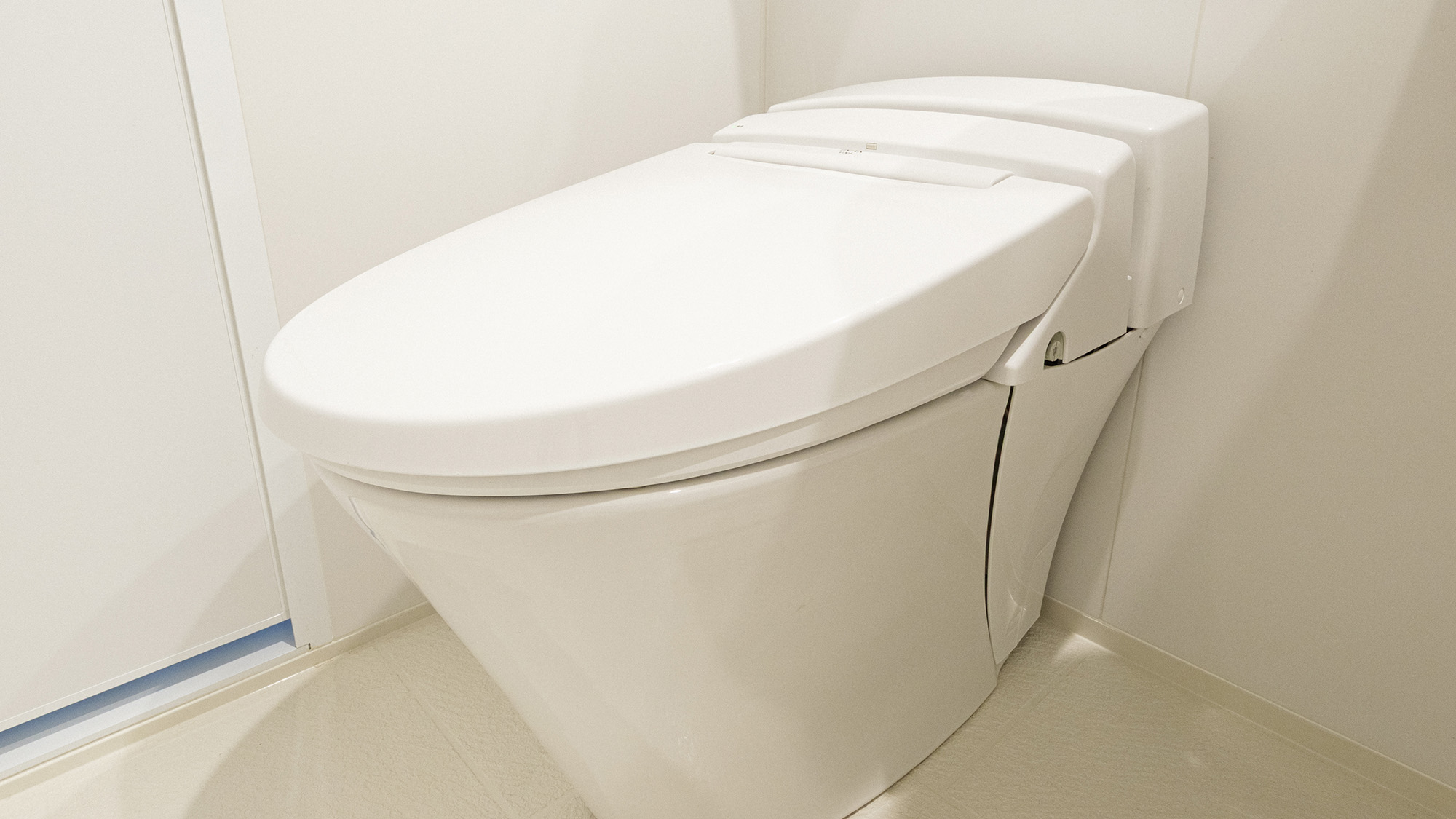 ・【トイレ】清潔感のある温水洗浄便座付き。いつでも快適にご利用いただけます