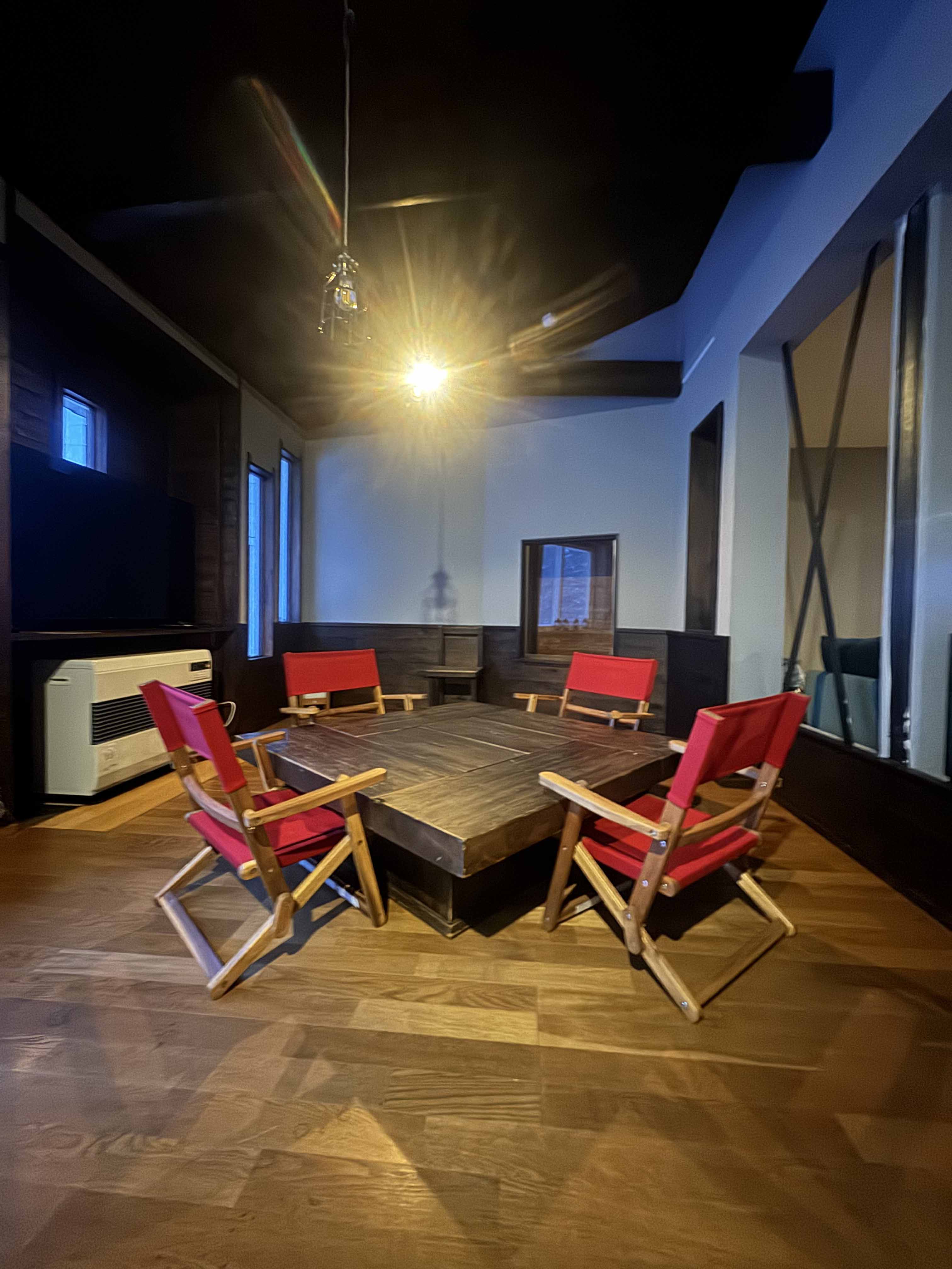 和の雰囲気のあるラウンジでお寛ぎいただけます