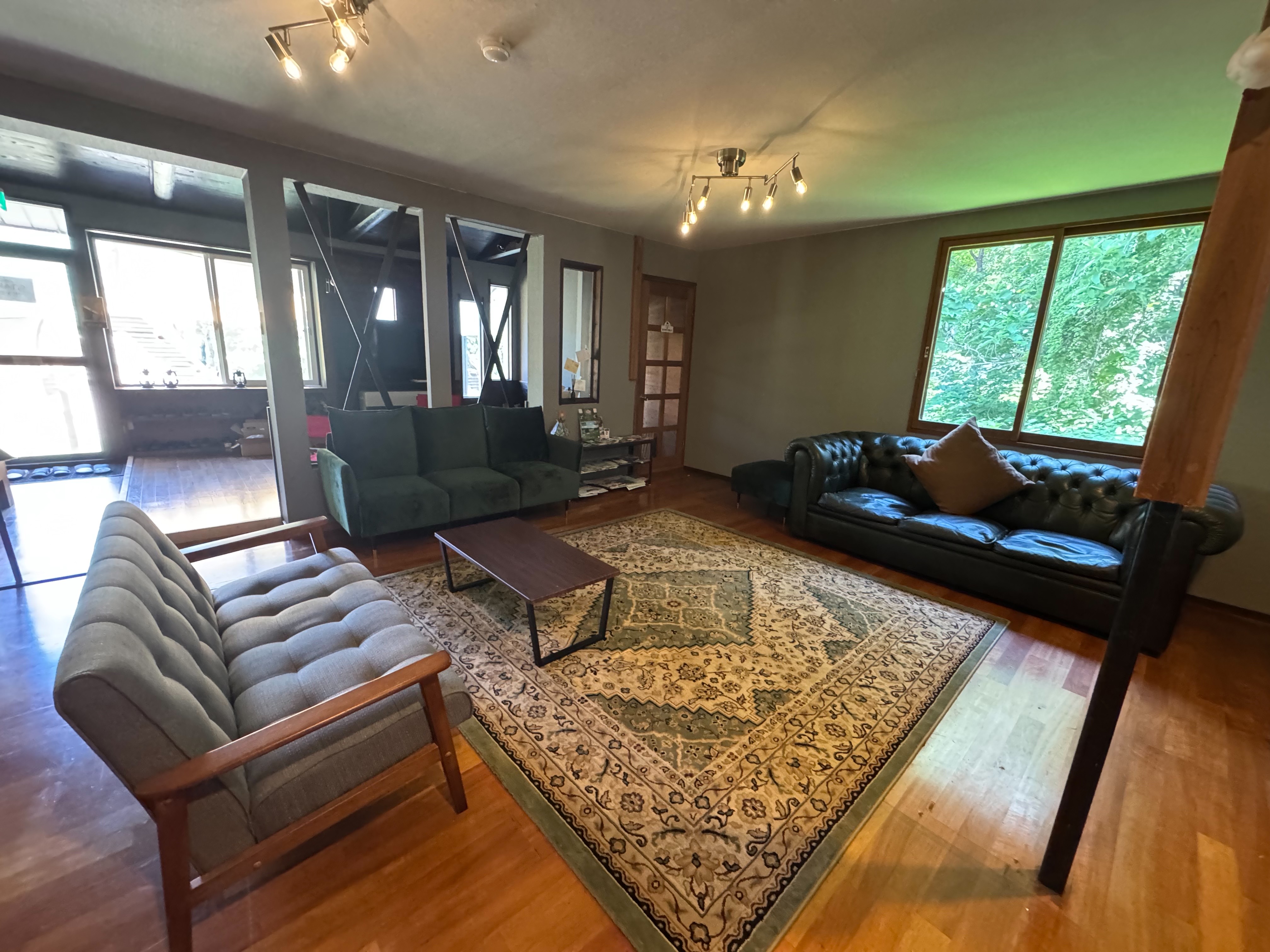 広いラウンジで、お酒を呑みながらゆっくりした時間をお過ごしいただけます