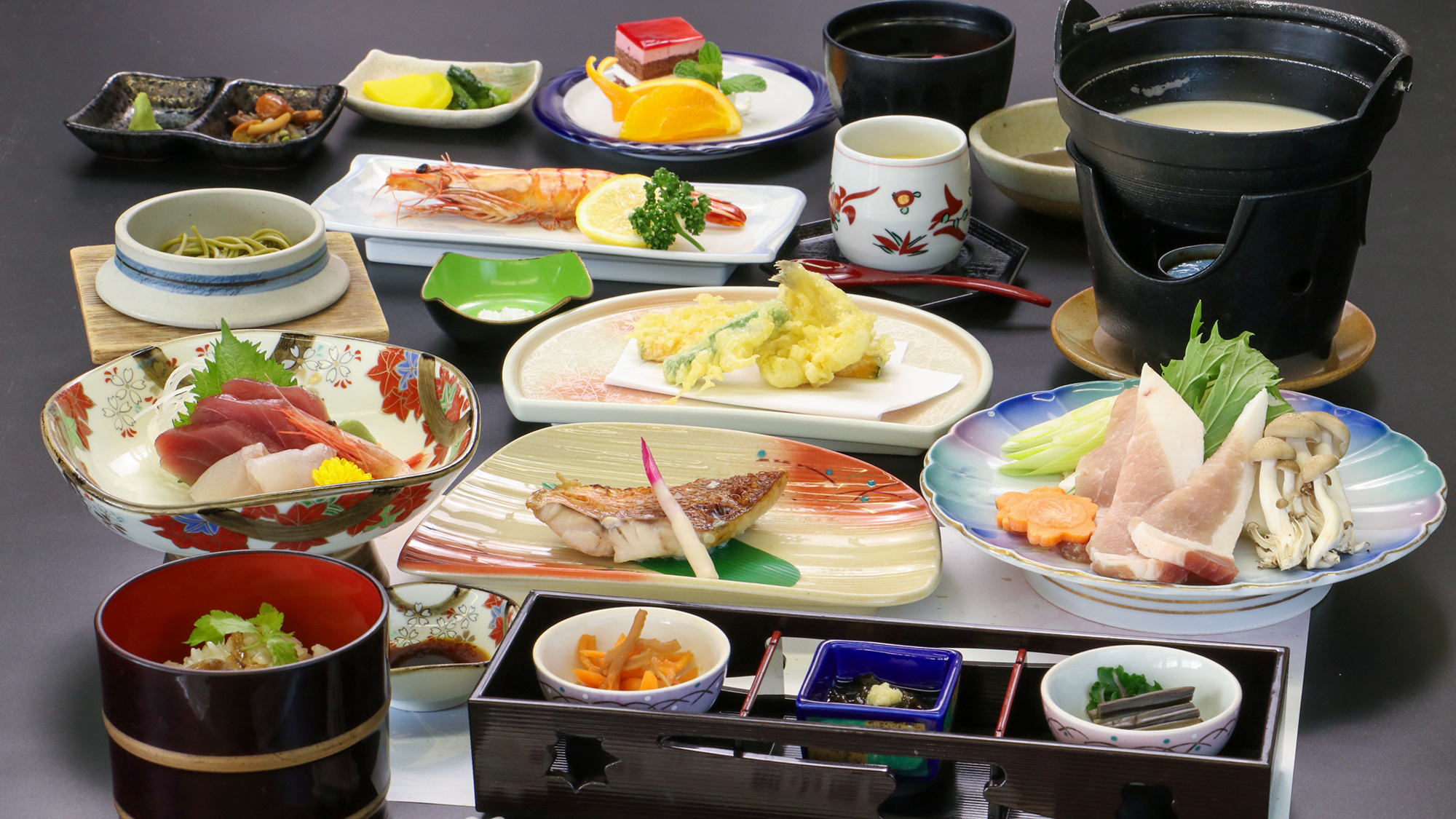 #夕食一例　茶そばと海老の塩焼きが揃った特別和膳は、見た目も美しく味わいも豊か