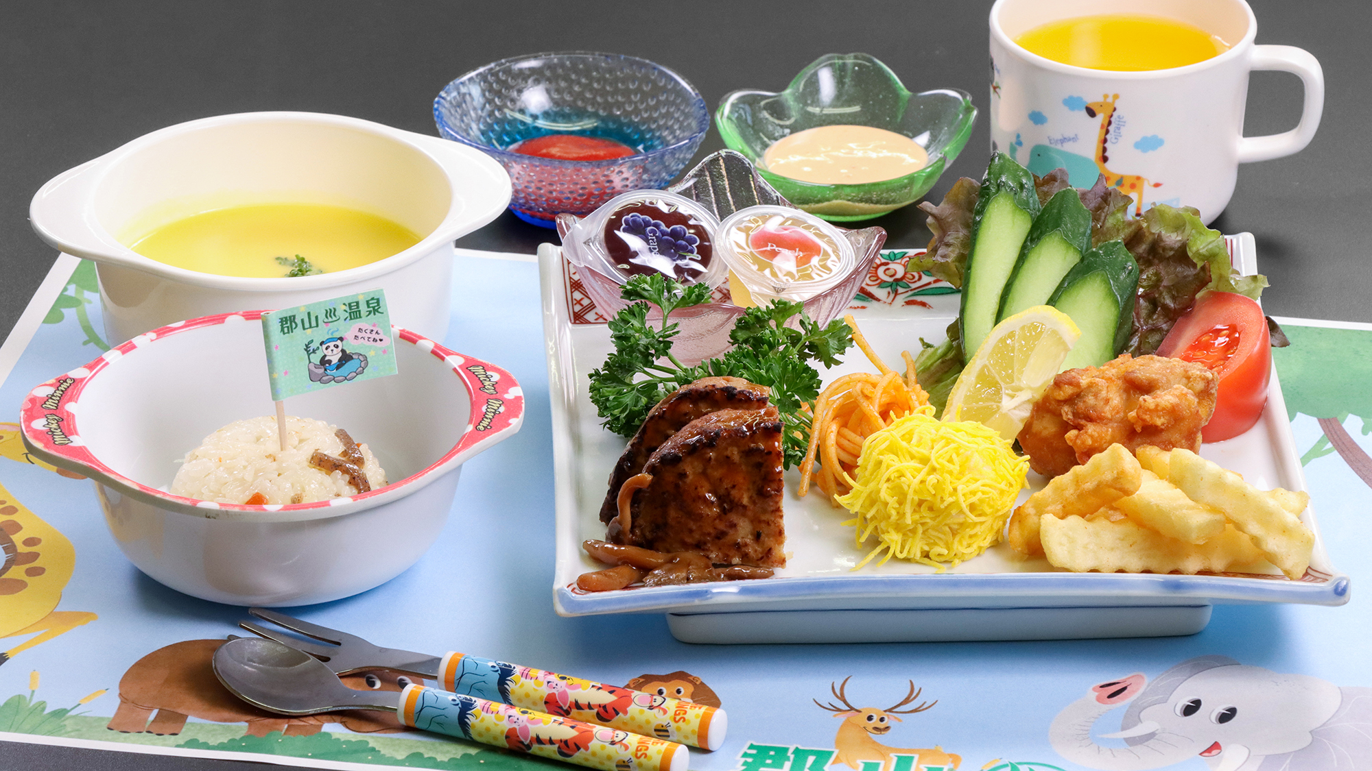 #幼児夕食　お子様に人気のから揚げやハンバーグが盛り合わせになったワクワクプレート