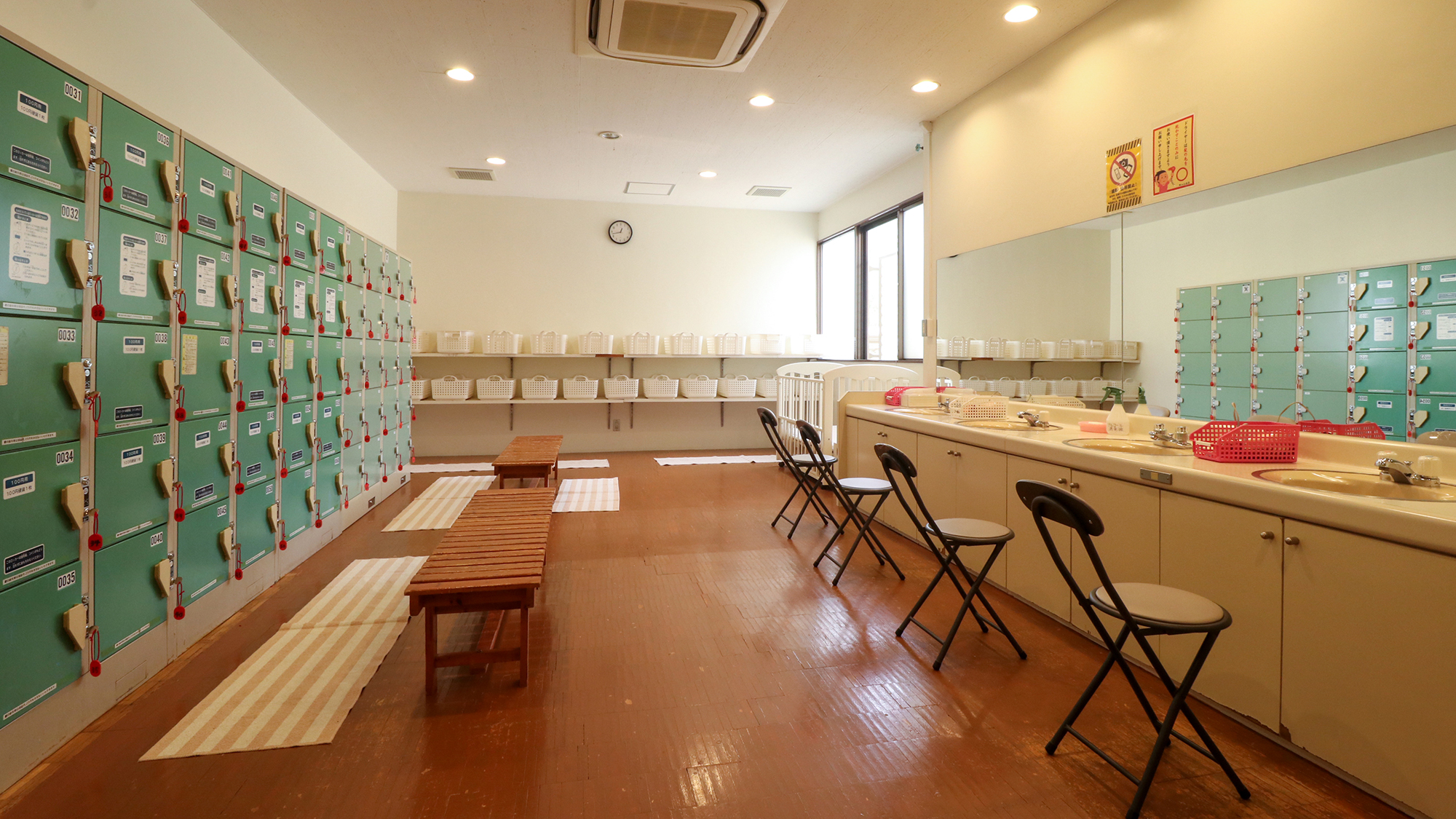 #女性脱衣所　鍵付きのロッカーに貴重品を預けて安心してご入浴いただけます