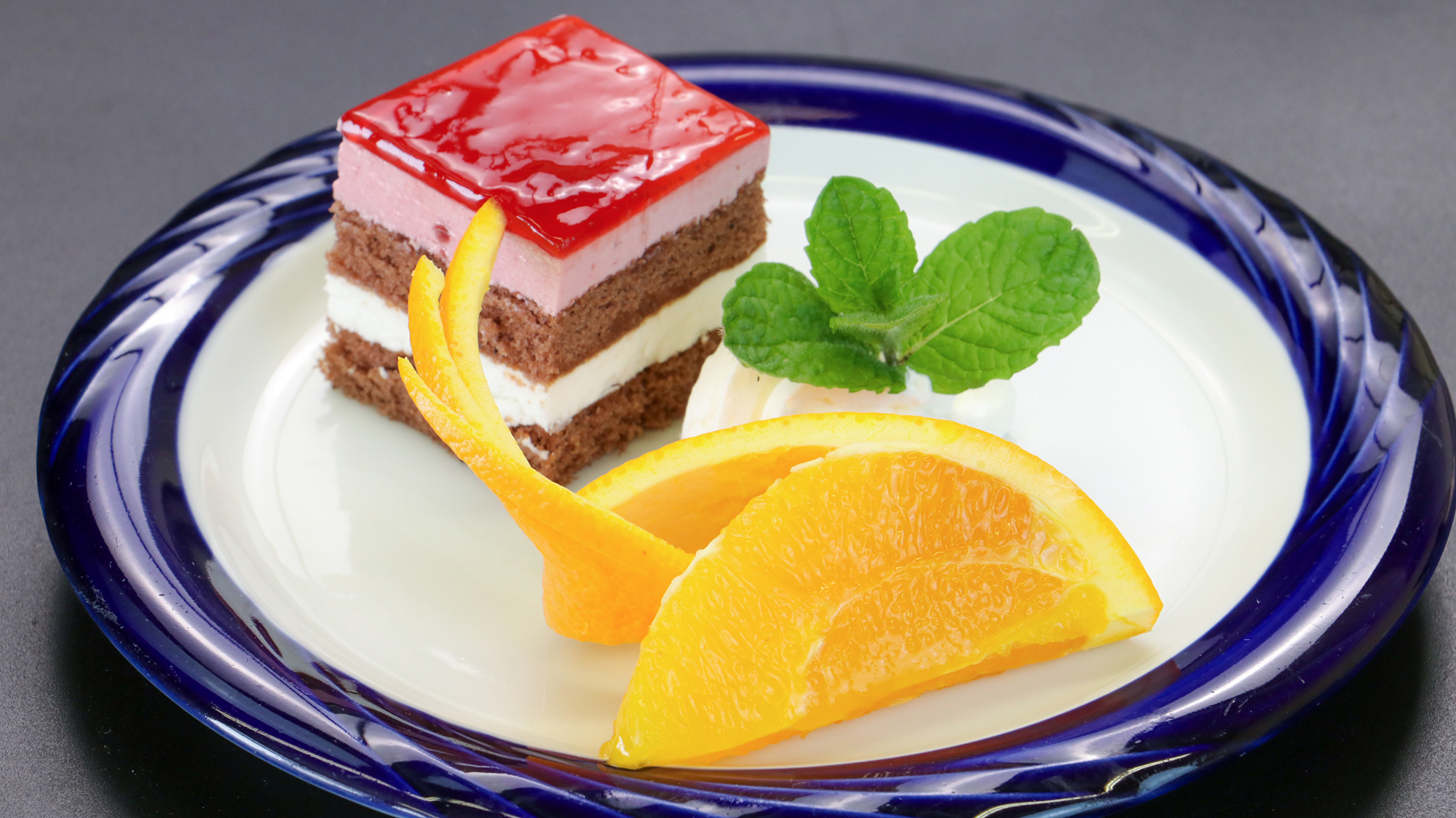 #夕食単品　食後のひとときを締めくくるデザートは、甘さ控えめのケーキとフレッシュなオレンジ