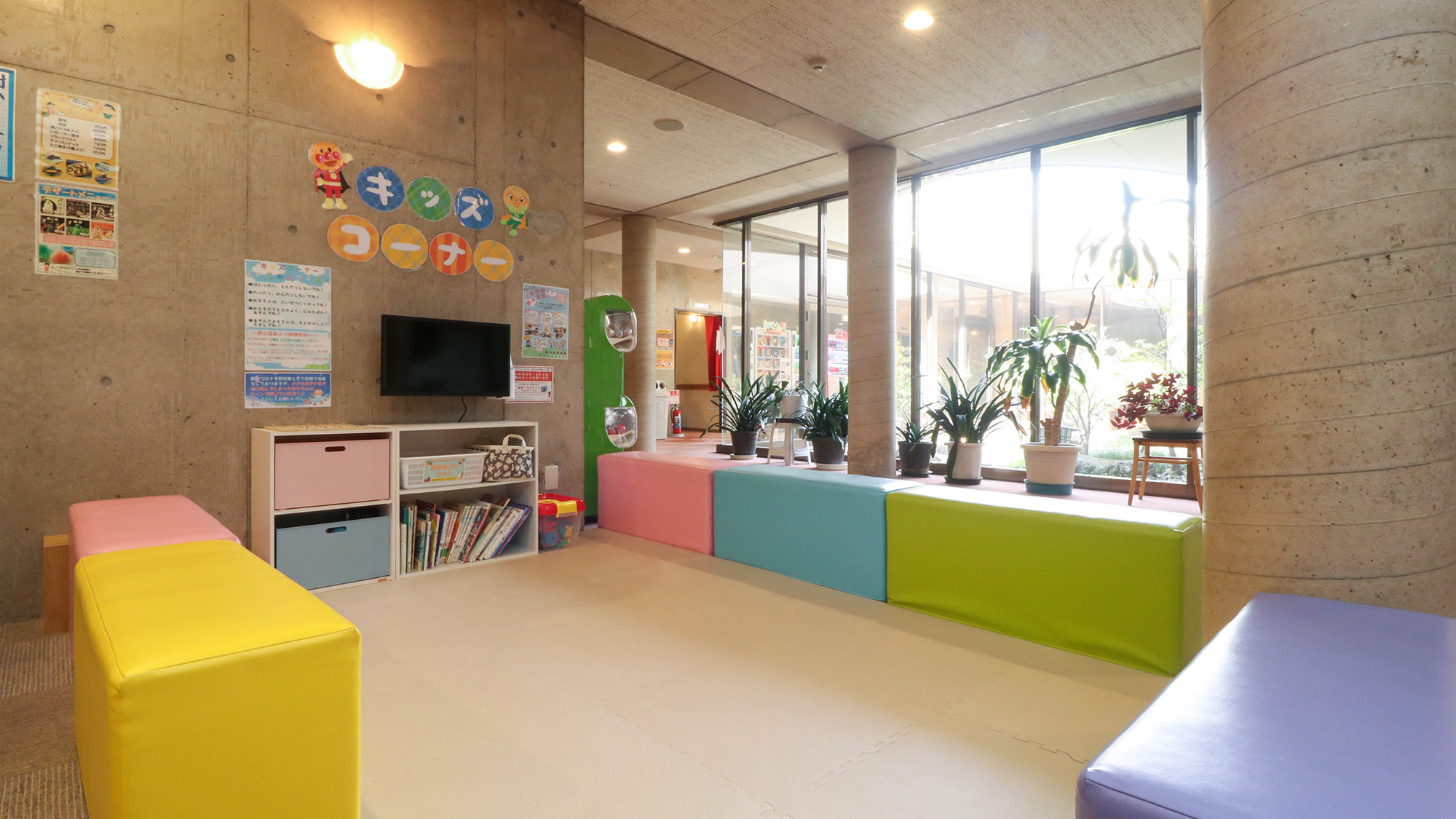 #館内　お子さまが自由に遊べるキッズエリアもございます