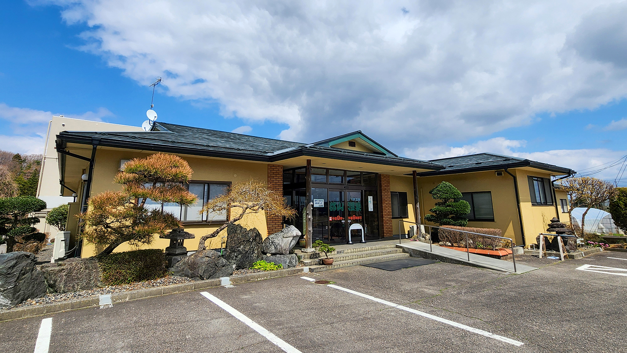 #外観　郡山の風景になじむ静かな温泉宿