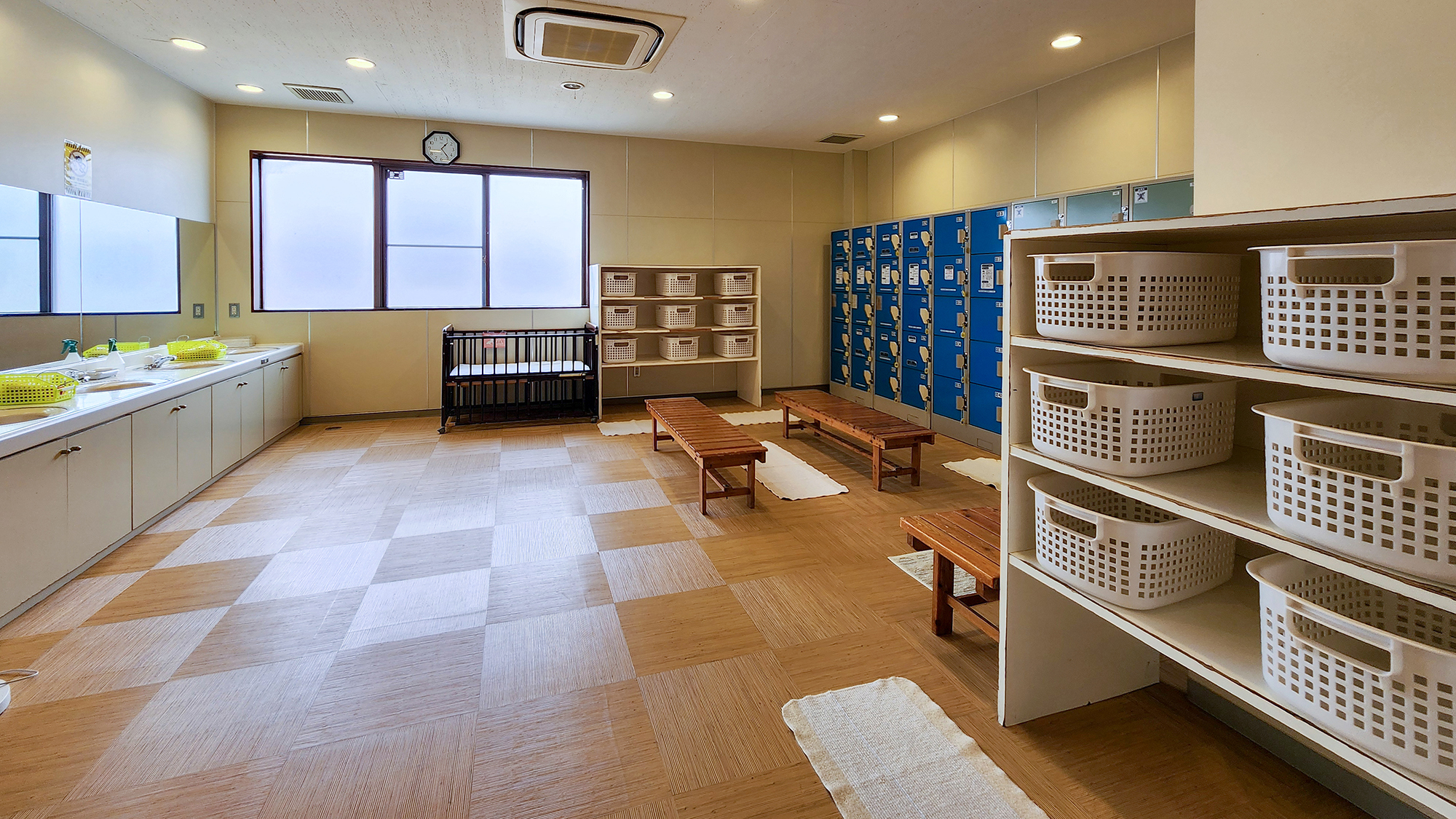 #男性脱衣所　広々とした空間と清潔な設備で、入浴前後も快適にお過ごしいただけます